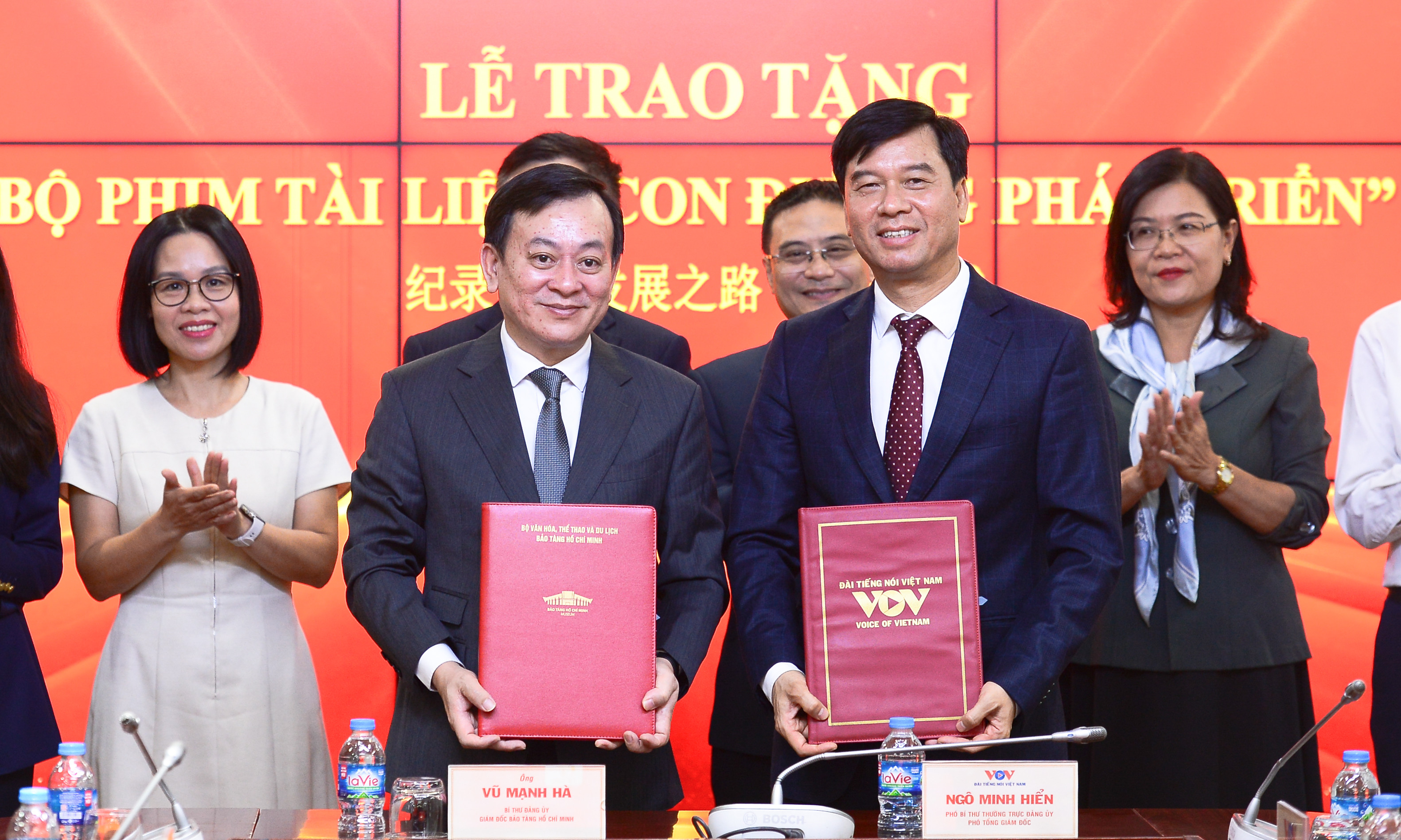 VOV trao tặng Bảo tàng Hồ Chí Minh phim tài liệu 'Con đường phát triển'