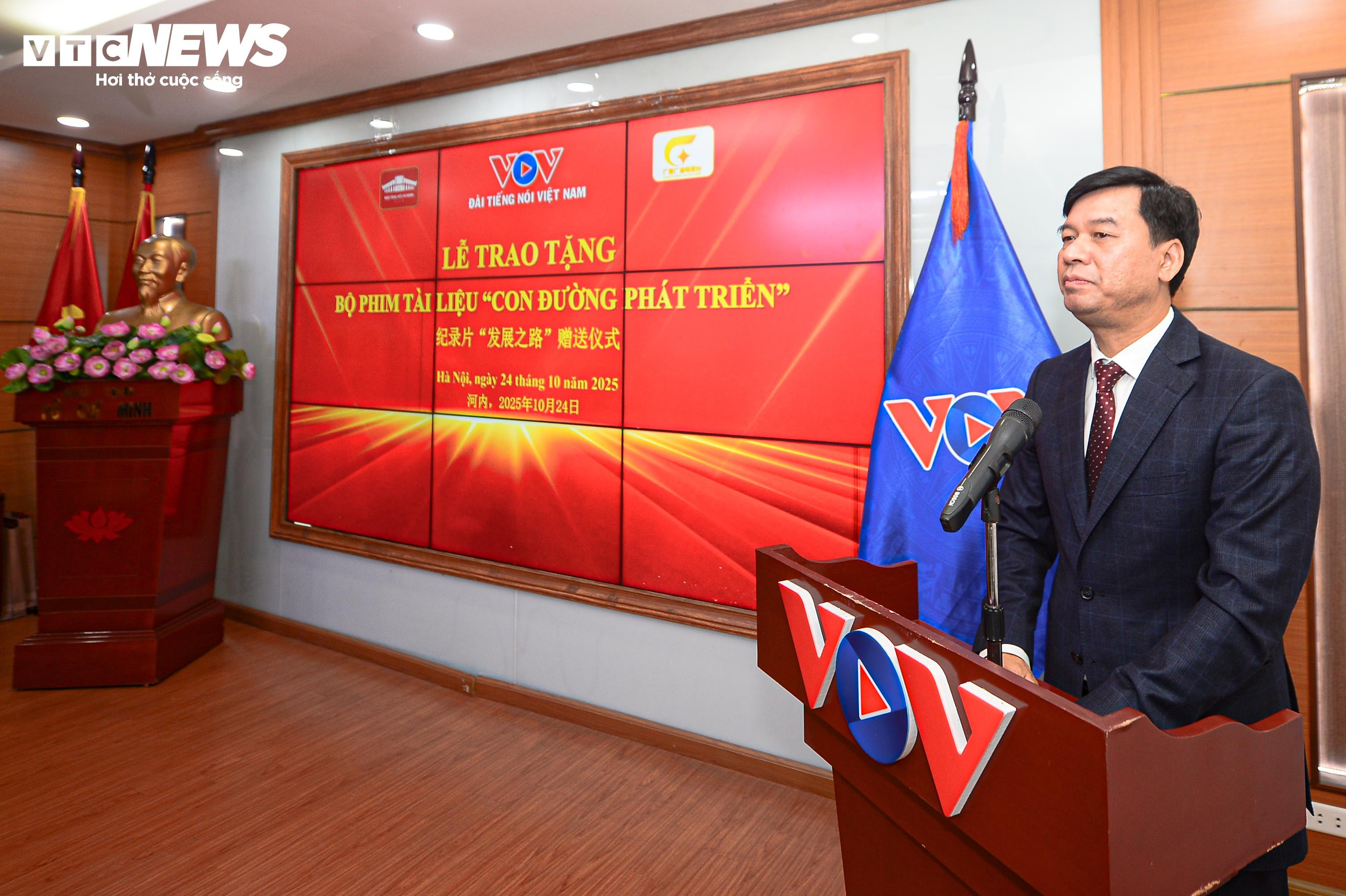 Ông Ngô Minh Hiển, Phó Tổng Giám đốc Đài Tiếng nói Việt Nam phát biểu tại buổi lễ. (Ảnh: Viên Minh)