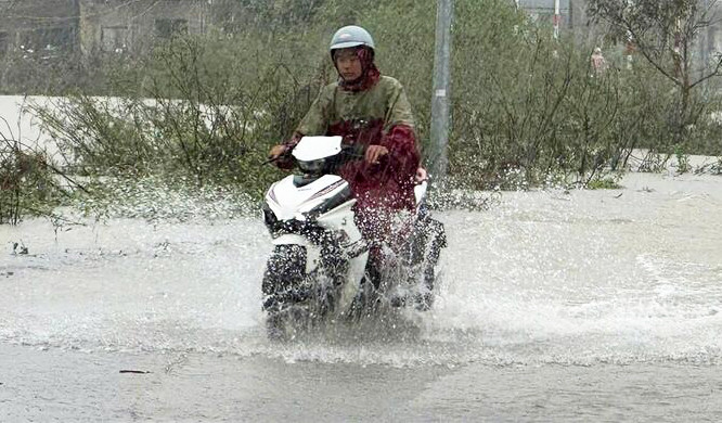 Dự báo thời tiết 26/10: Bắc Bộ đón đợt không khí lạnh mới, Trung Bộ mưa như trút