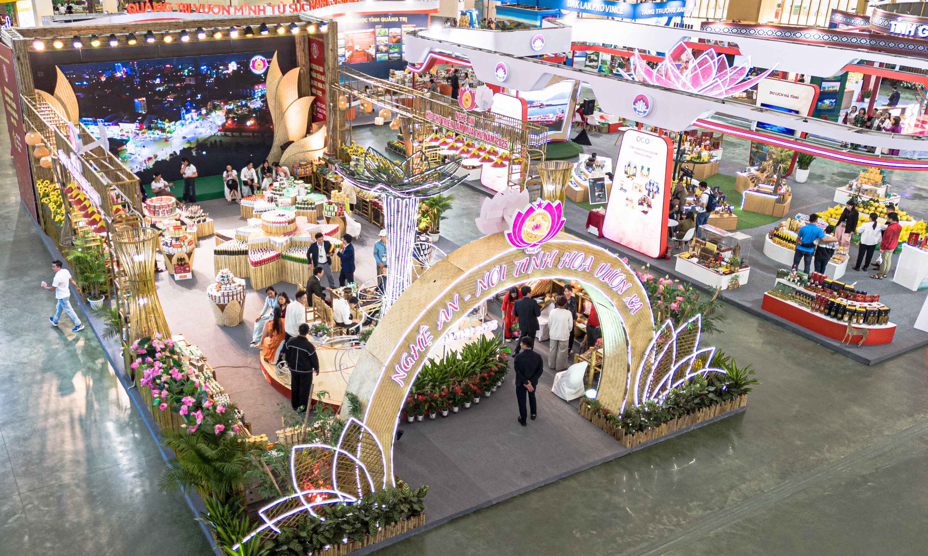 Toàn cảnh Hội chợ mùa Thu 2025 trước giờ khai mạc