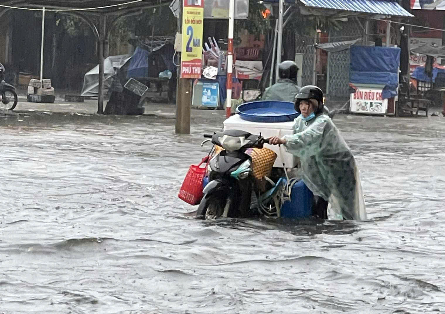 Phố biển Tuy Hoà ngập sau mưa lớn, người dân dò dẫm dắt xe trong ‘biển nước’ 