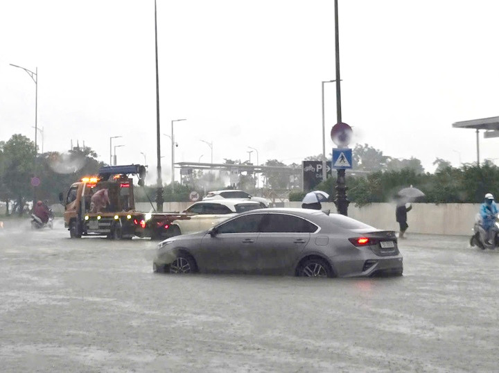 Thuỷ điện ở Huế xả lũ 1.800 m³/s, nhiều khu vực ở hạ du ngập sâu