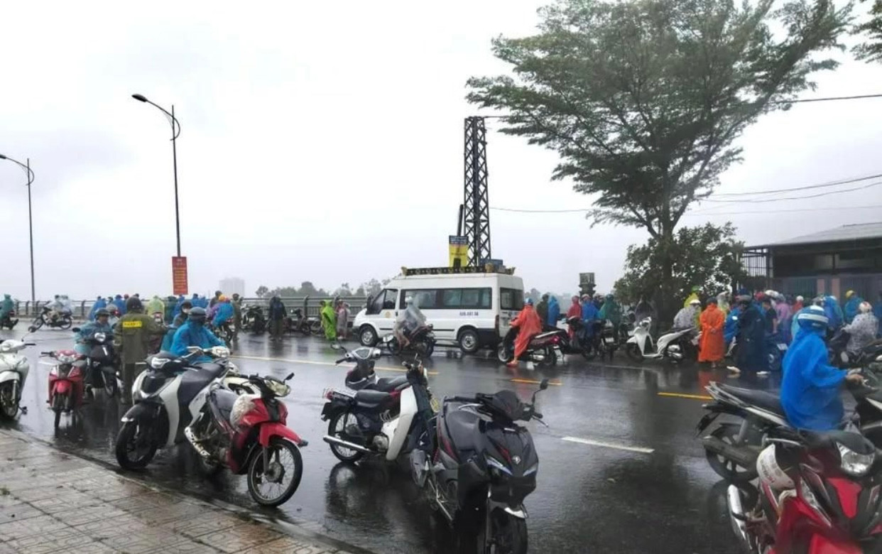 Gió mạnh cuốn người phụ nữ rơi xuống vực ở Đà Nẵng