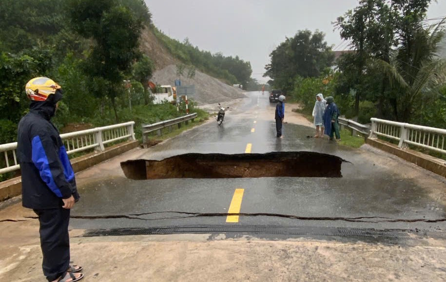 Người và xe lọt xuống 'hố tử thần' xuất hiện do mưa lớn ở Đà Nẵng