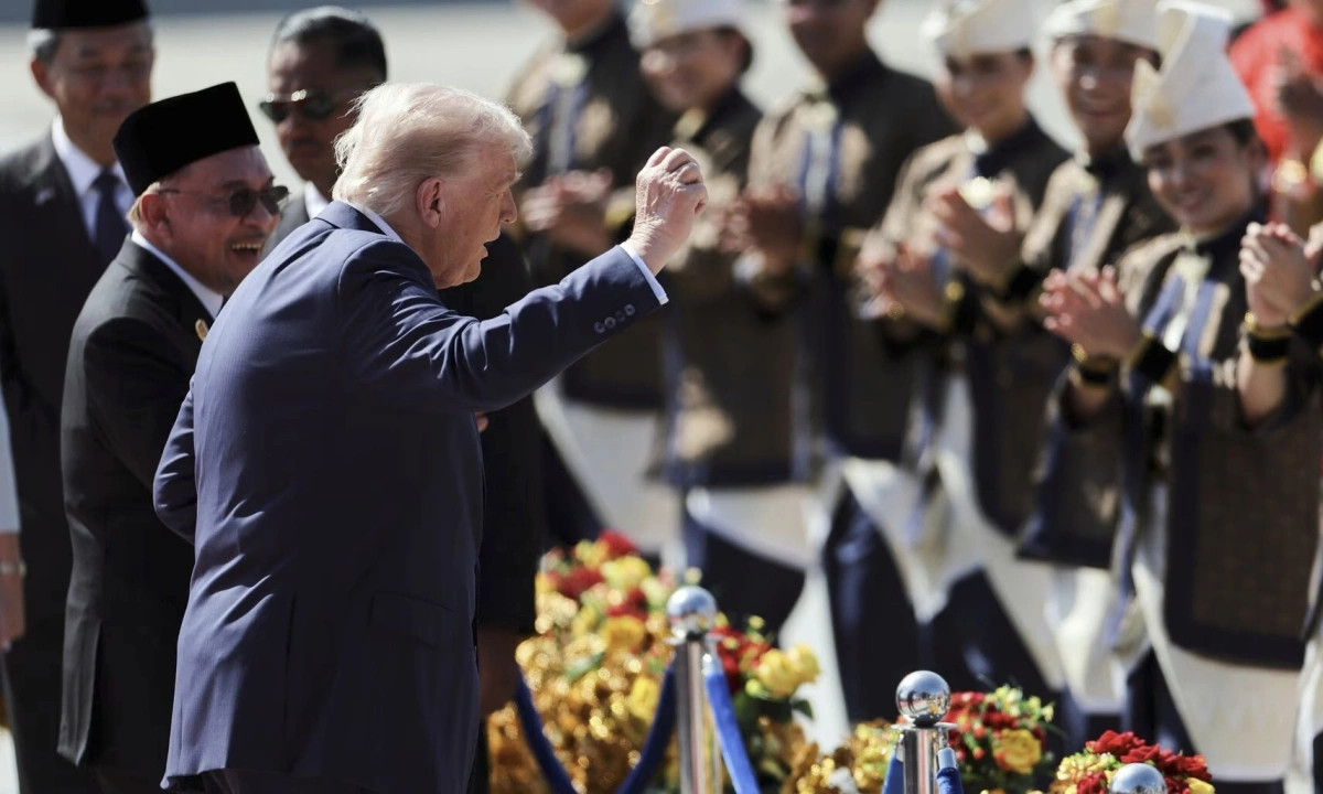 Khoảnh khắc Tổng thống Trump nhún nhảy cùng vũ công khi đến sân bay Malaysia 