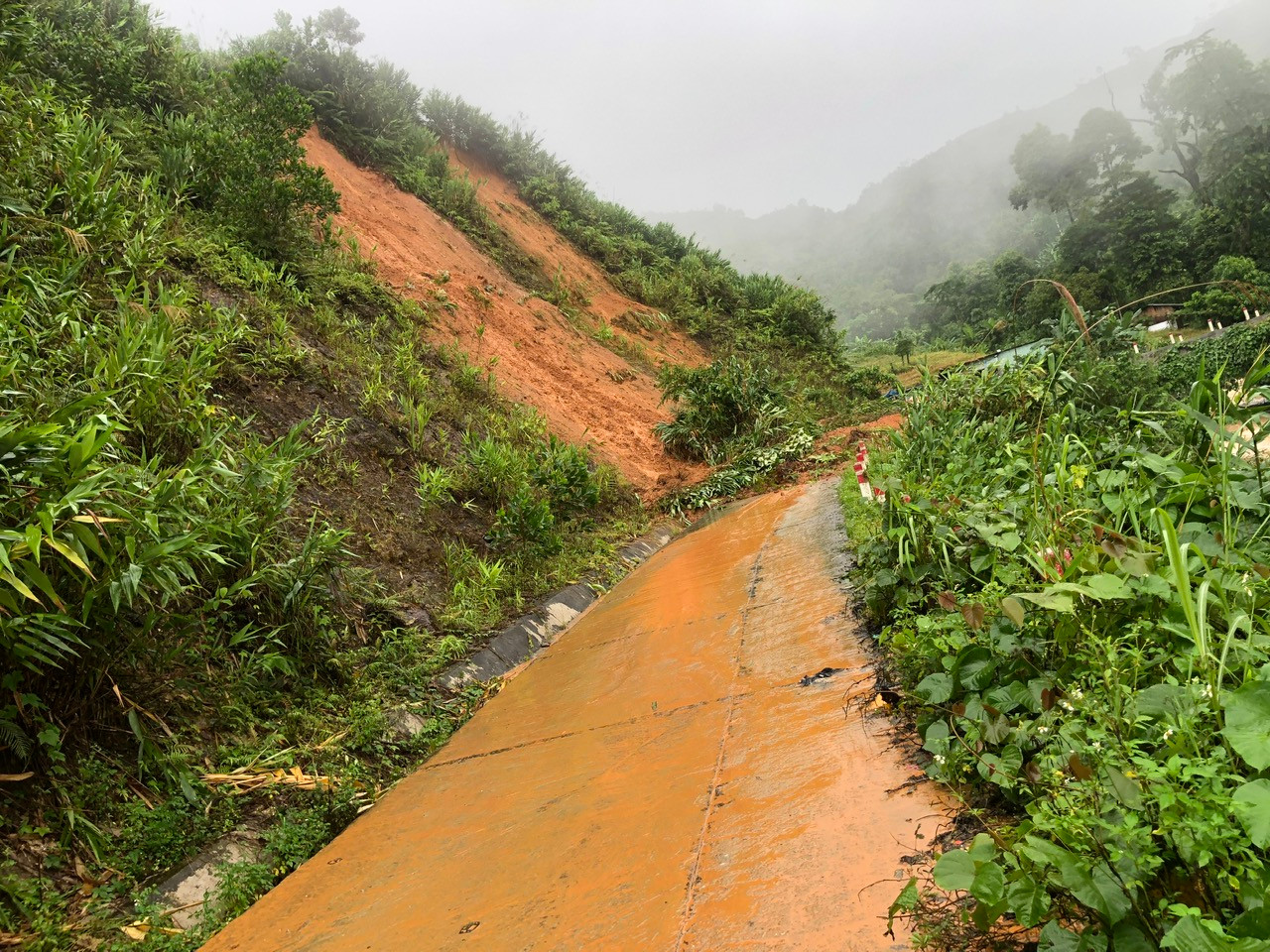 Khẩn cấp di dời người dân khỏi vùng sạt lở nặng ở miền núi Đà Nẵng