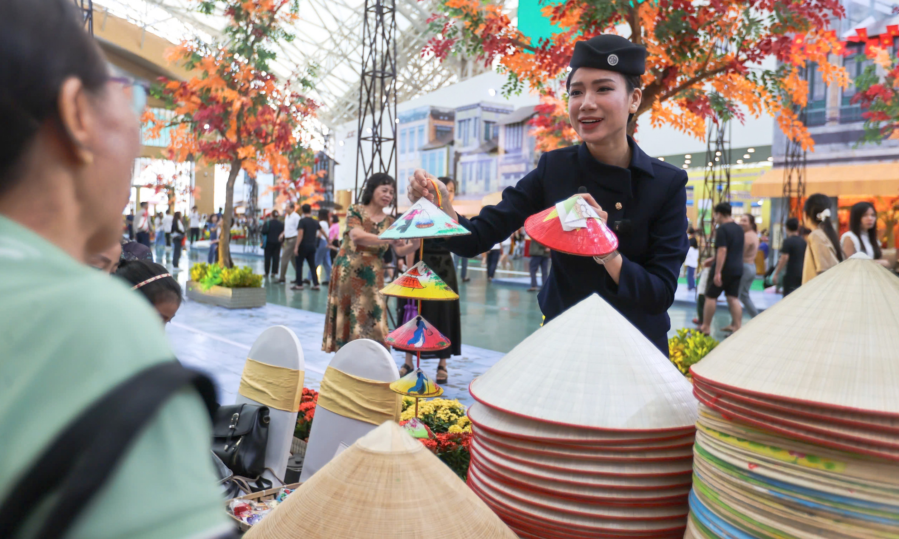 Nón làng Chuông, gốm Bát Tràng, quạt Chàng Sơn... hội tụ tại Hội chợ Mùa thu