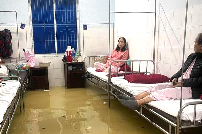 Bệnh viện lớn nhất miền Trung ngập nước, bác sĩ,  bệnh nhân bì bõm chạy lũ