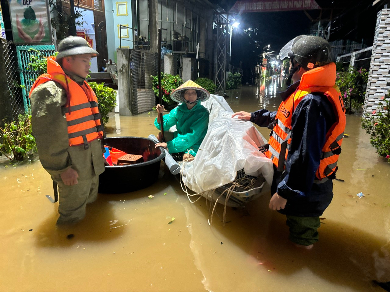 Vùng rốn lũ Đà Nẵng chìm trong biển nước, hàng nghìn hộ dân bị cô lập