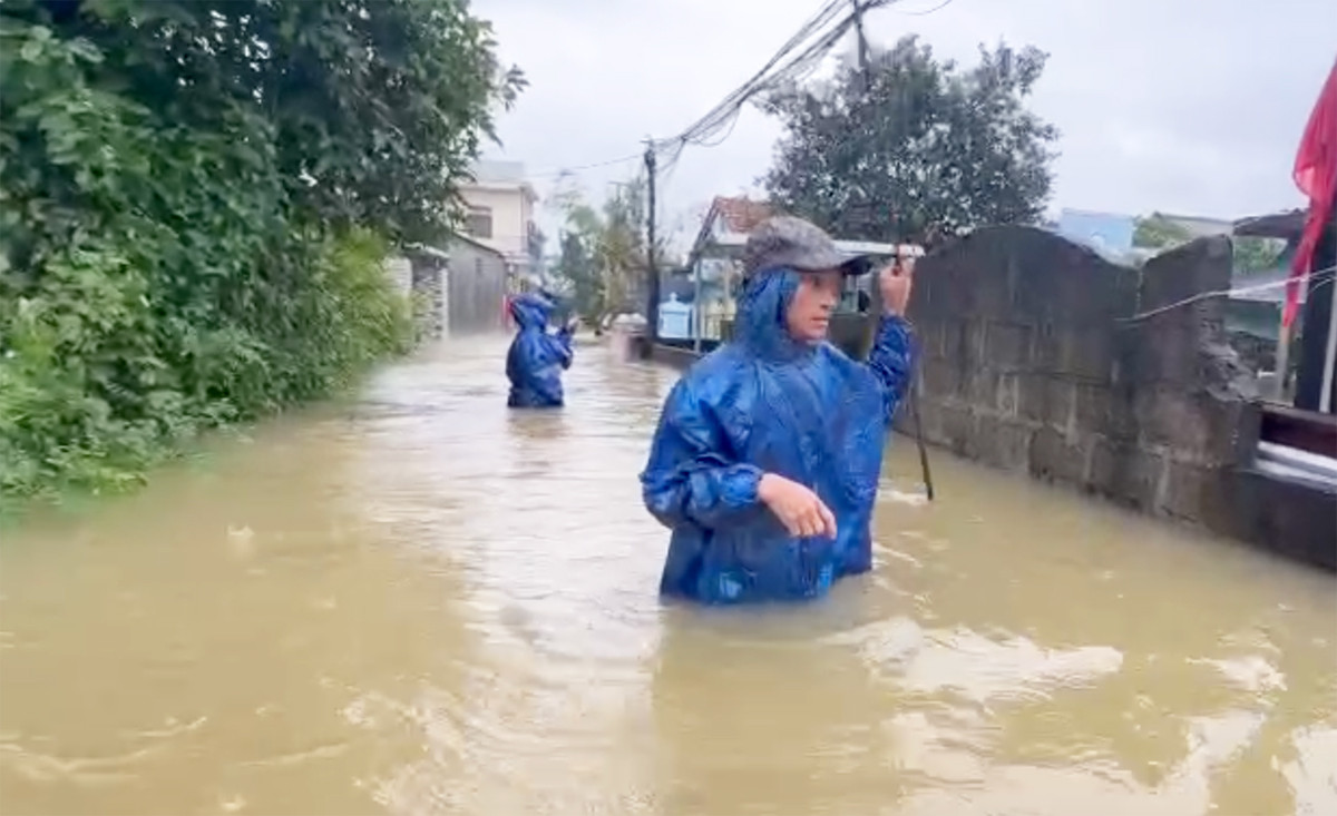 Lũ sông Hương vượt báo động 3 hơn 1m, miền Trung vẫn mưa trắng trời
