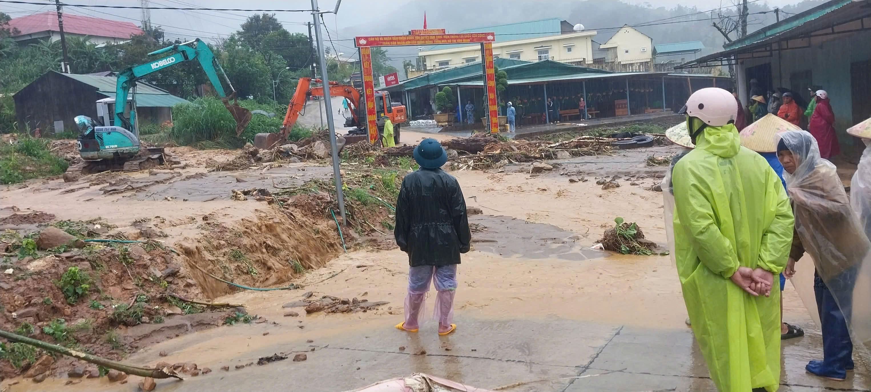 1.500 người dân ở xã miền núi của Quảng Ngãi bị cô lập do sạt lở