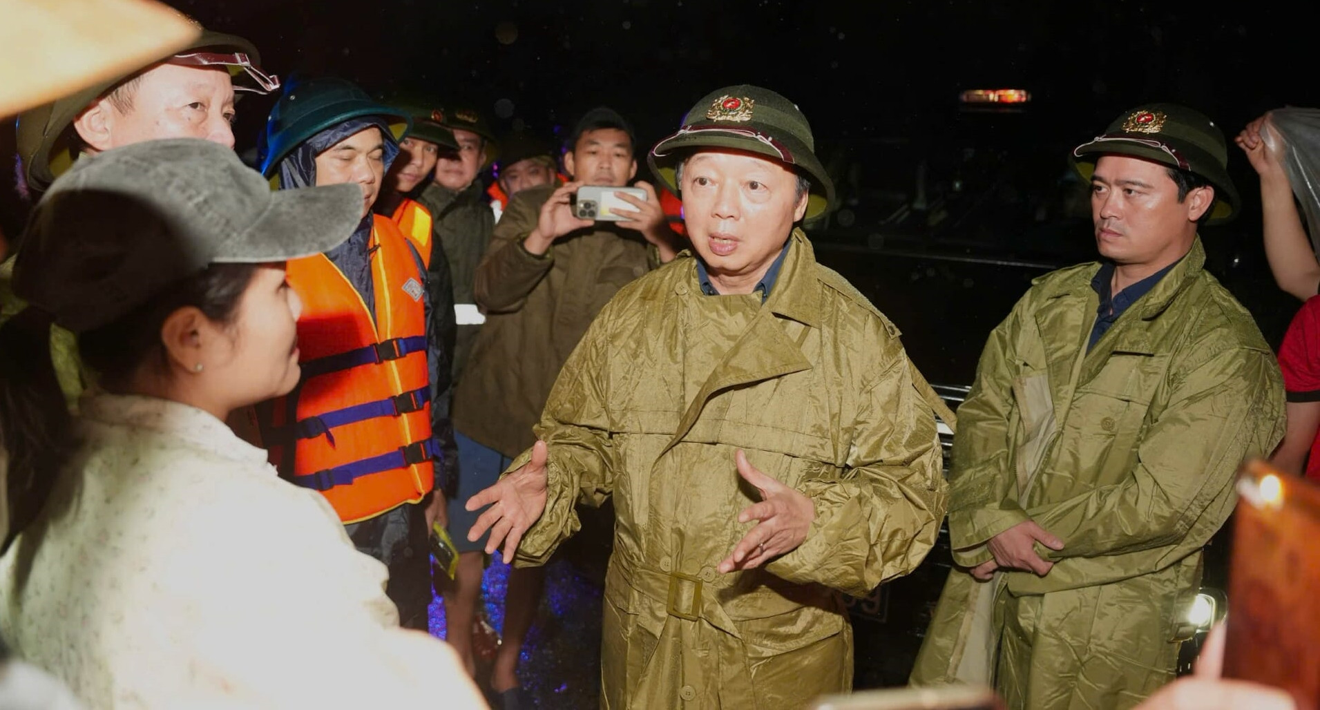 Phó Thủ tướng Trần Hồng Hà kiểm tra vùng ngập, động viên người Huế vượt lũ lớn