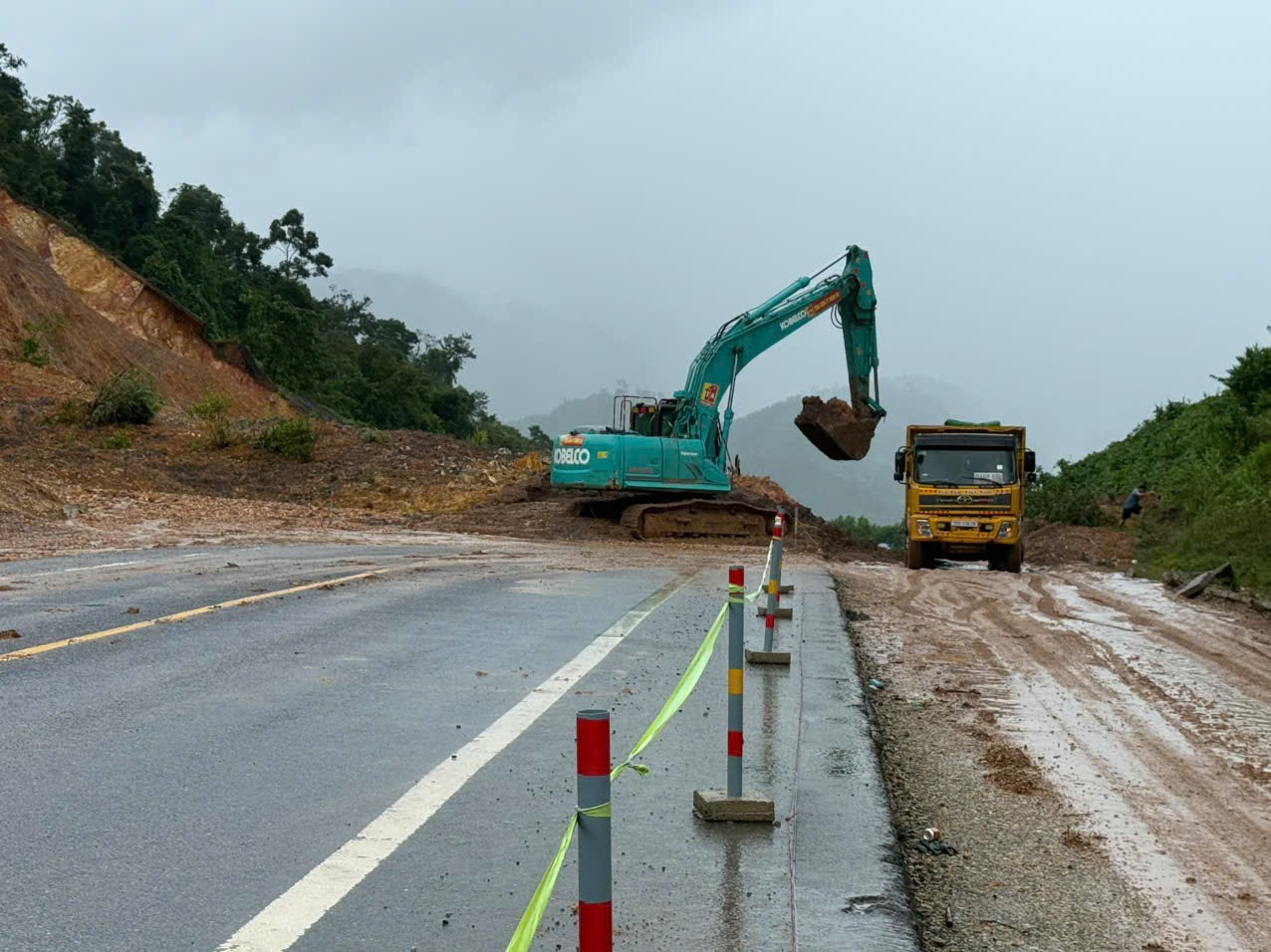 Hàng nghìn khối đất đá tràn lấp mặt đường cao tốc La Sơn - Hòa Liên