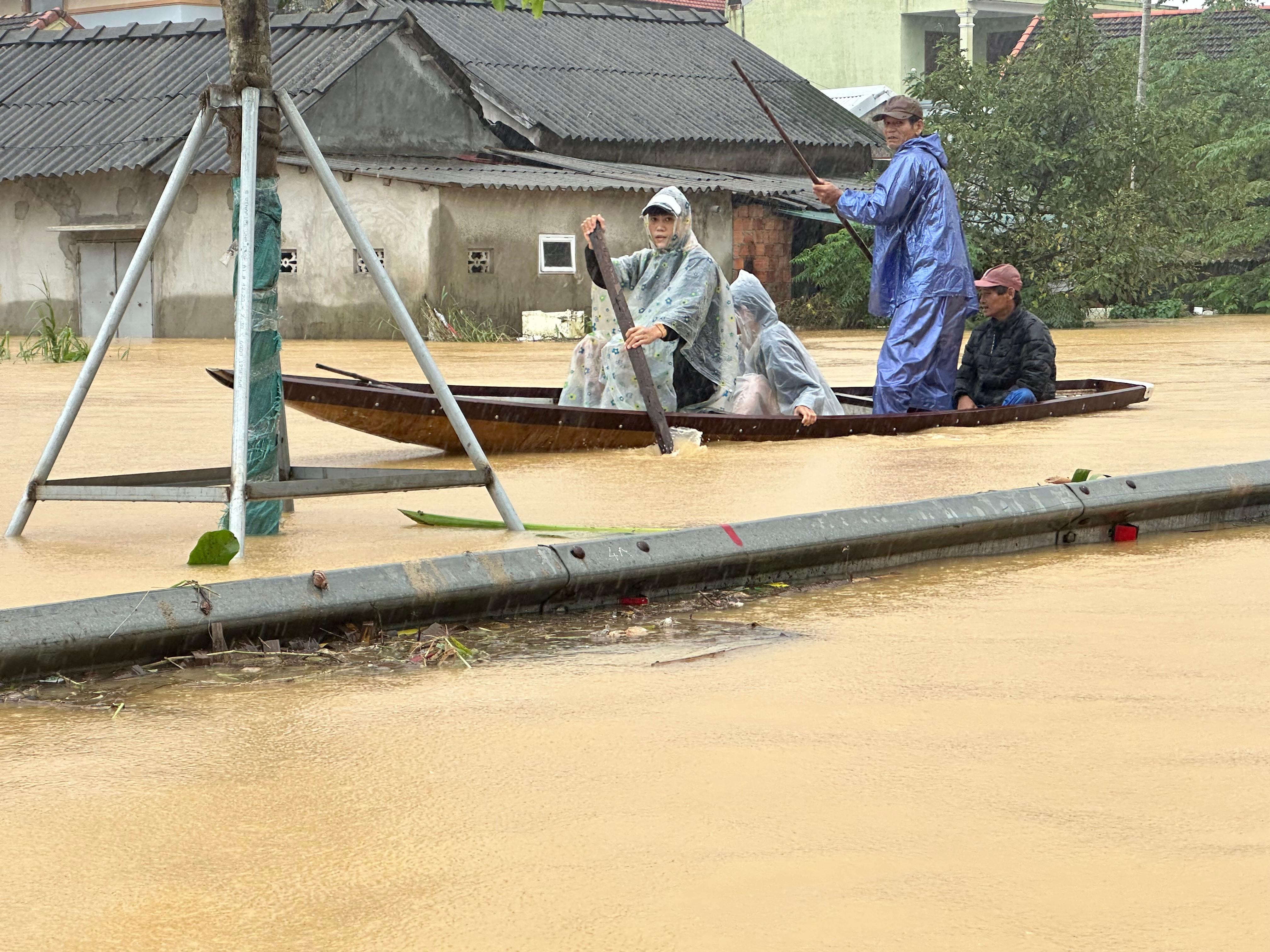 Lũ lịch sử ở Huế khiến 35.000 ngôi nhà bị ngập sâu, 2 người chết và mất tích