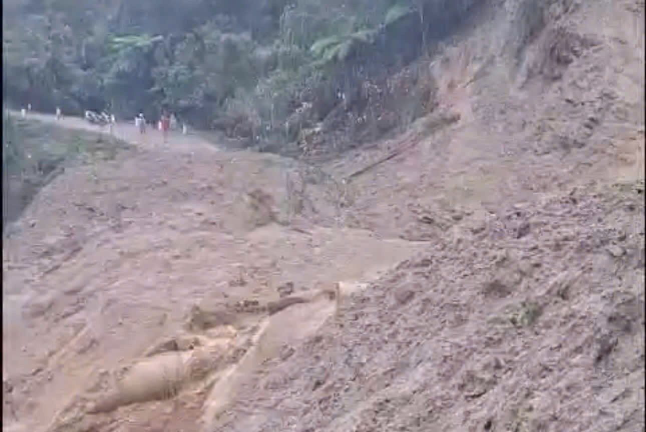 Hàng nghìn mét khối đất đá đổ xuống đường sau tiếng nổ lớn