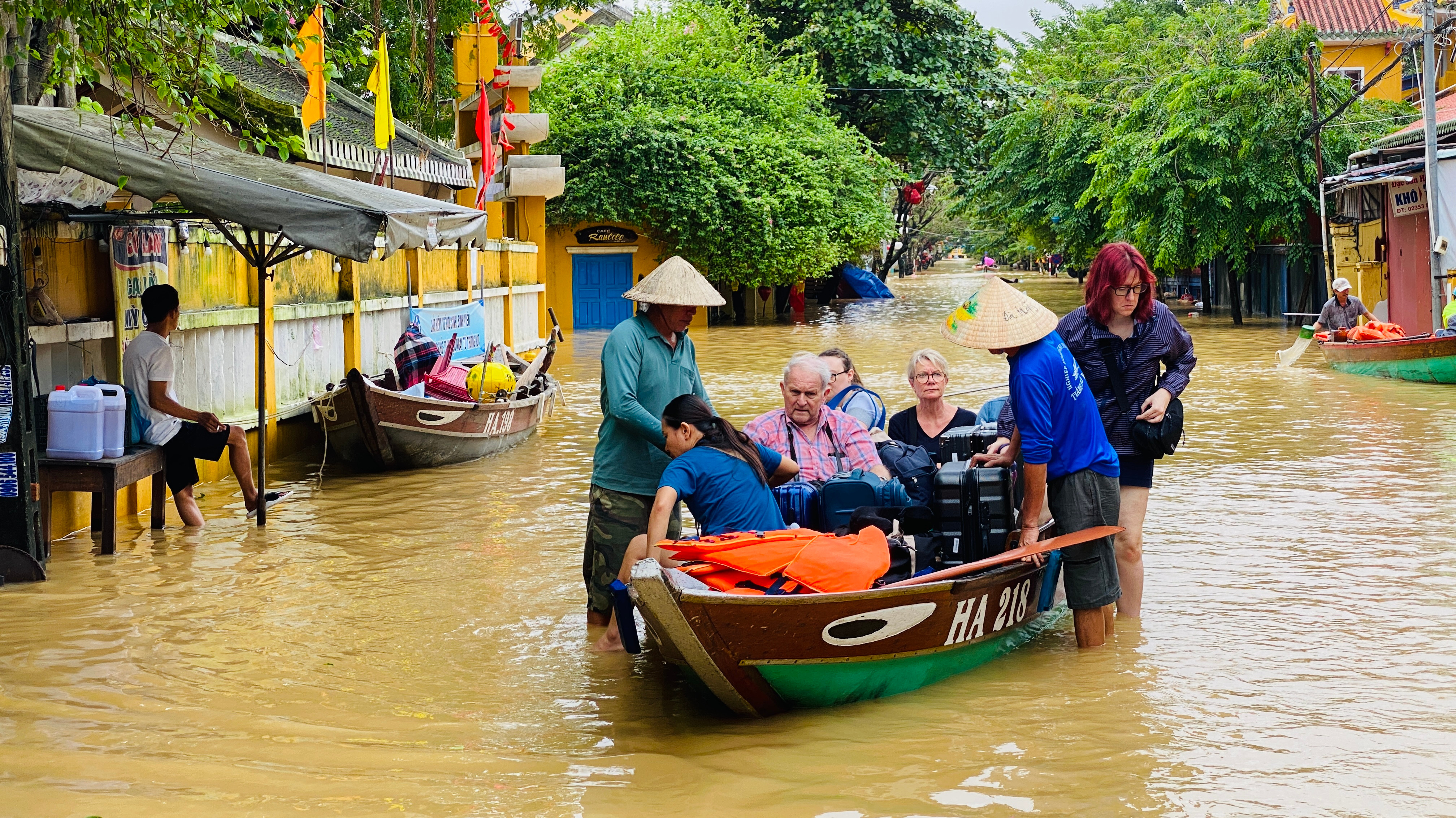 2 ngày trải nghiệm ngập lụt của khách Tây ở Hội An: 'Chuyến du lịch đáng nhớ'