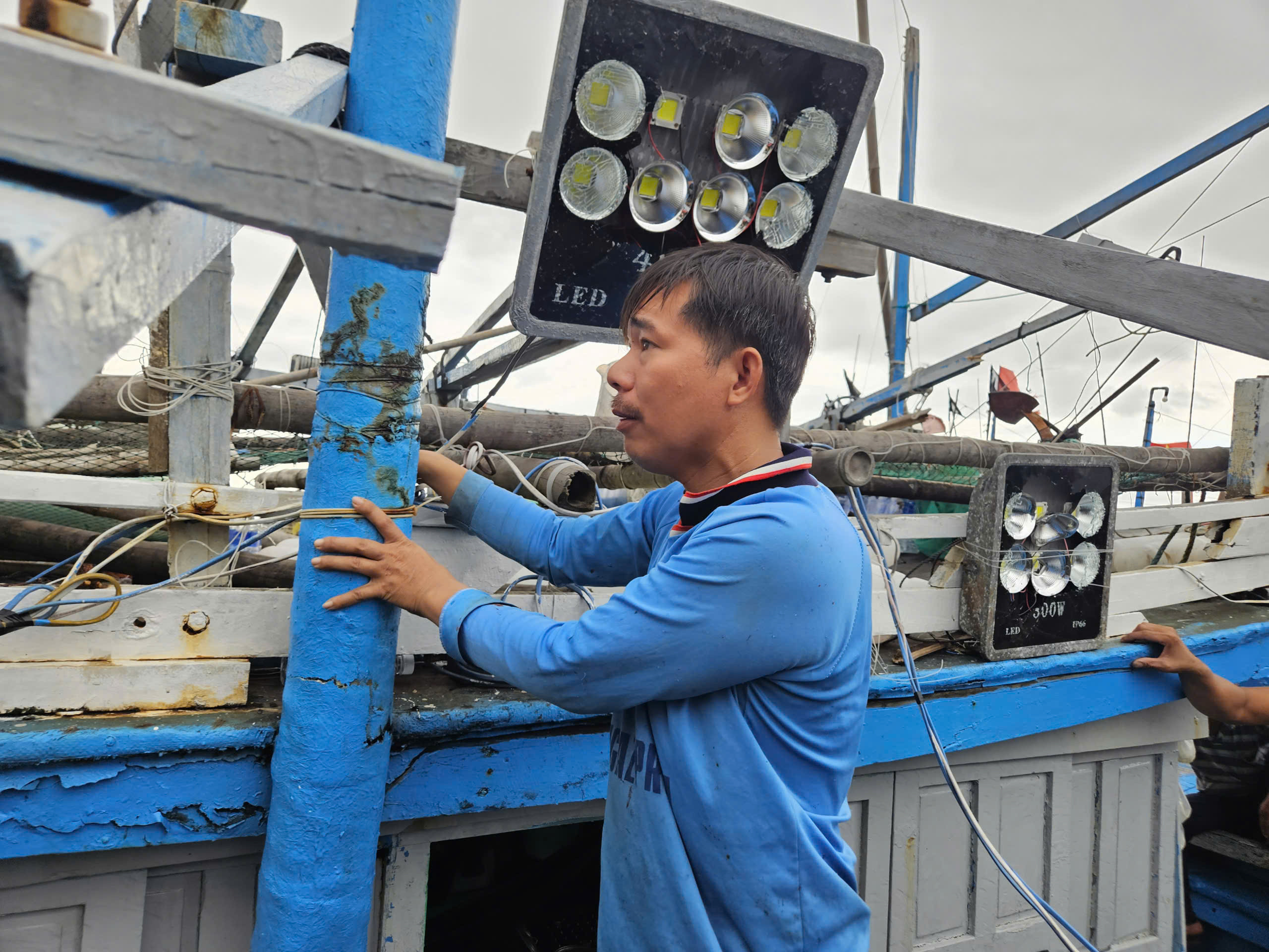 Xác minh việc tàu cá Đắk Lắk bị 3 tàu lạ tấn công khi đang đánh bắt trên biển