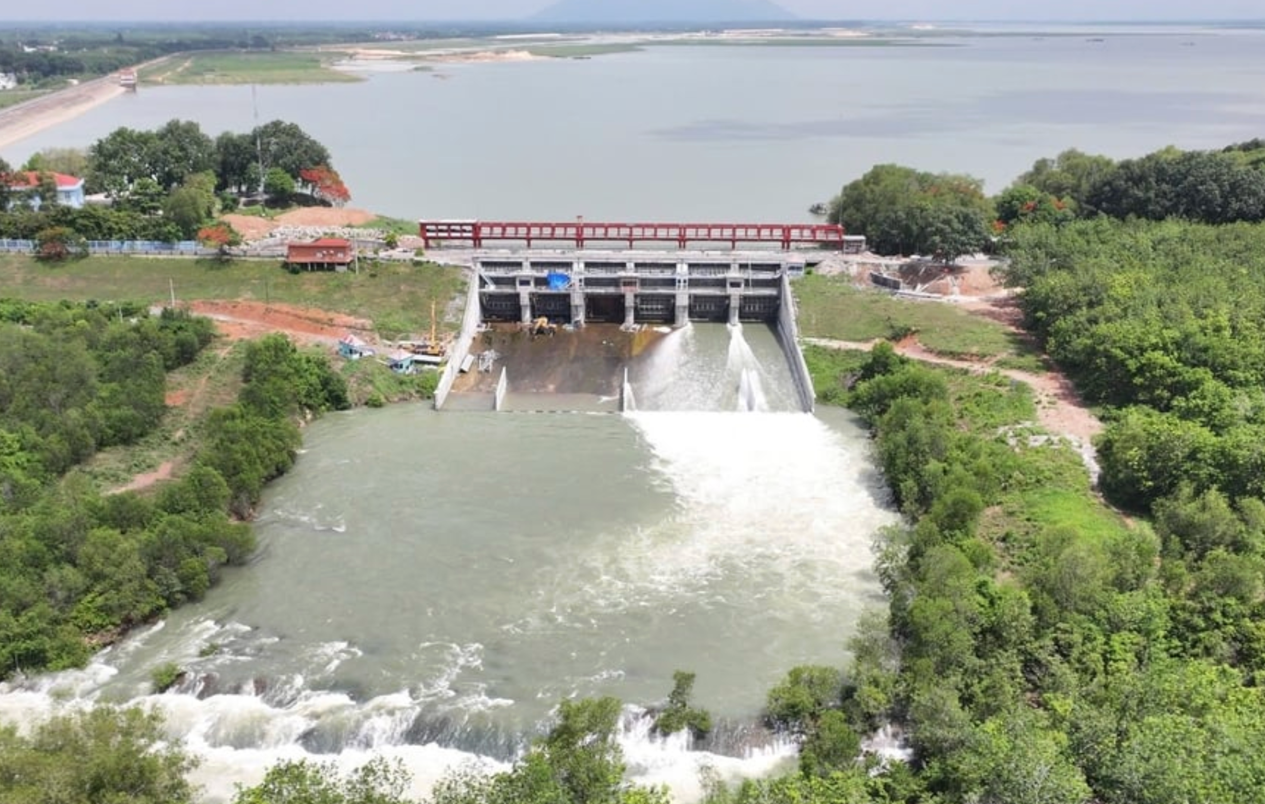 Hồ Dầu Tiếng nâng mức xả tràn lên 200 m³/s