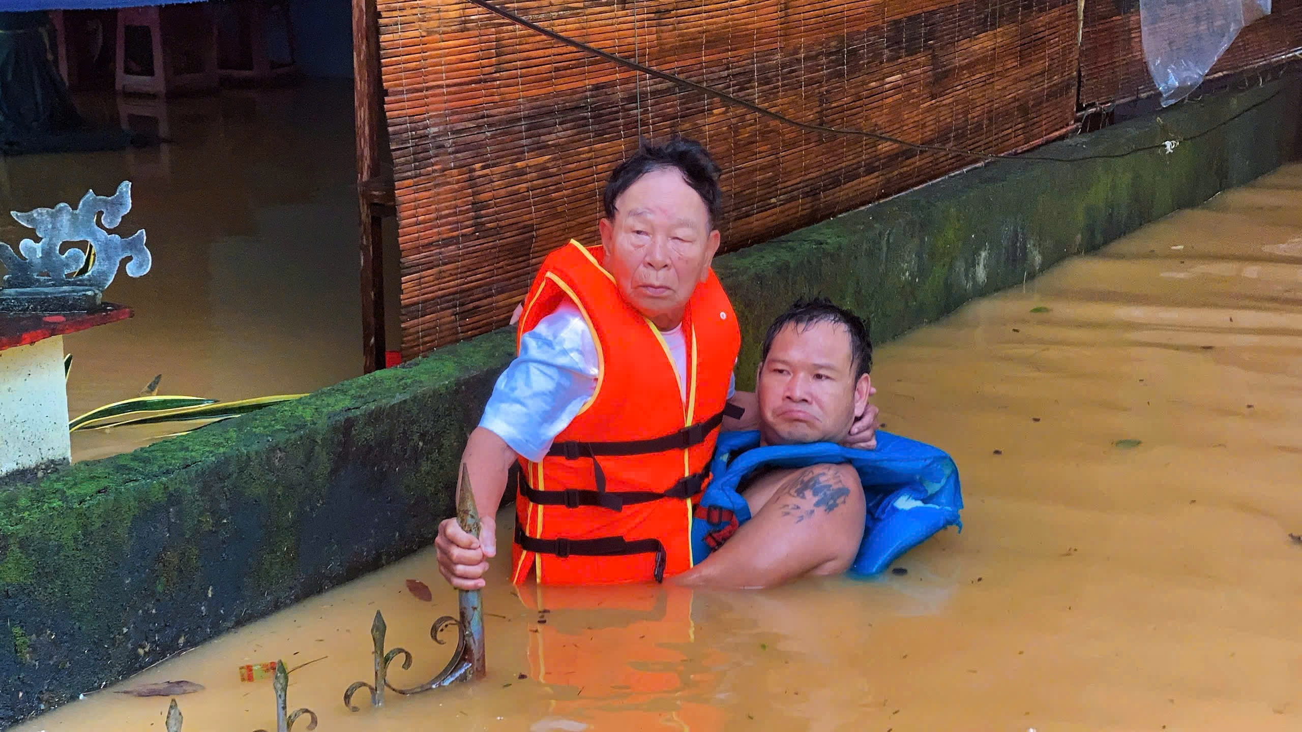 Lũ sông Hương xuống sát báo động 3, hơn 44.500 ngôi nhà ở Huế bị ngập