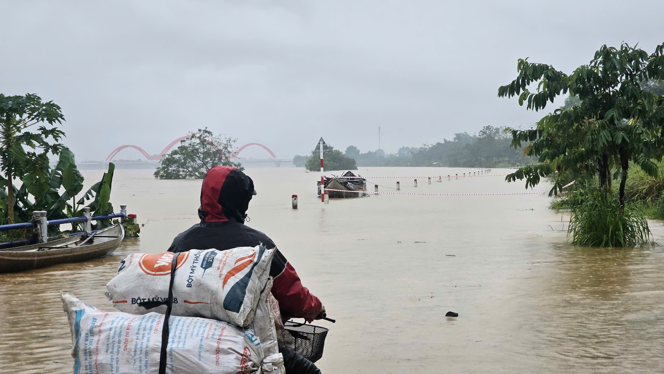 Mưa trắng trời, sạt lở, ngập lụt bủa vây Đà Nẵng và Quảng Ngãi