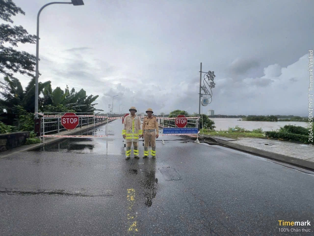 Lũ vượt báo động 3, Quảng Ngãi cấm xe qua cầu Trà Khúc 1