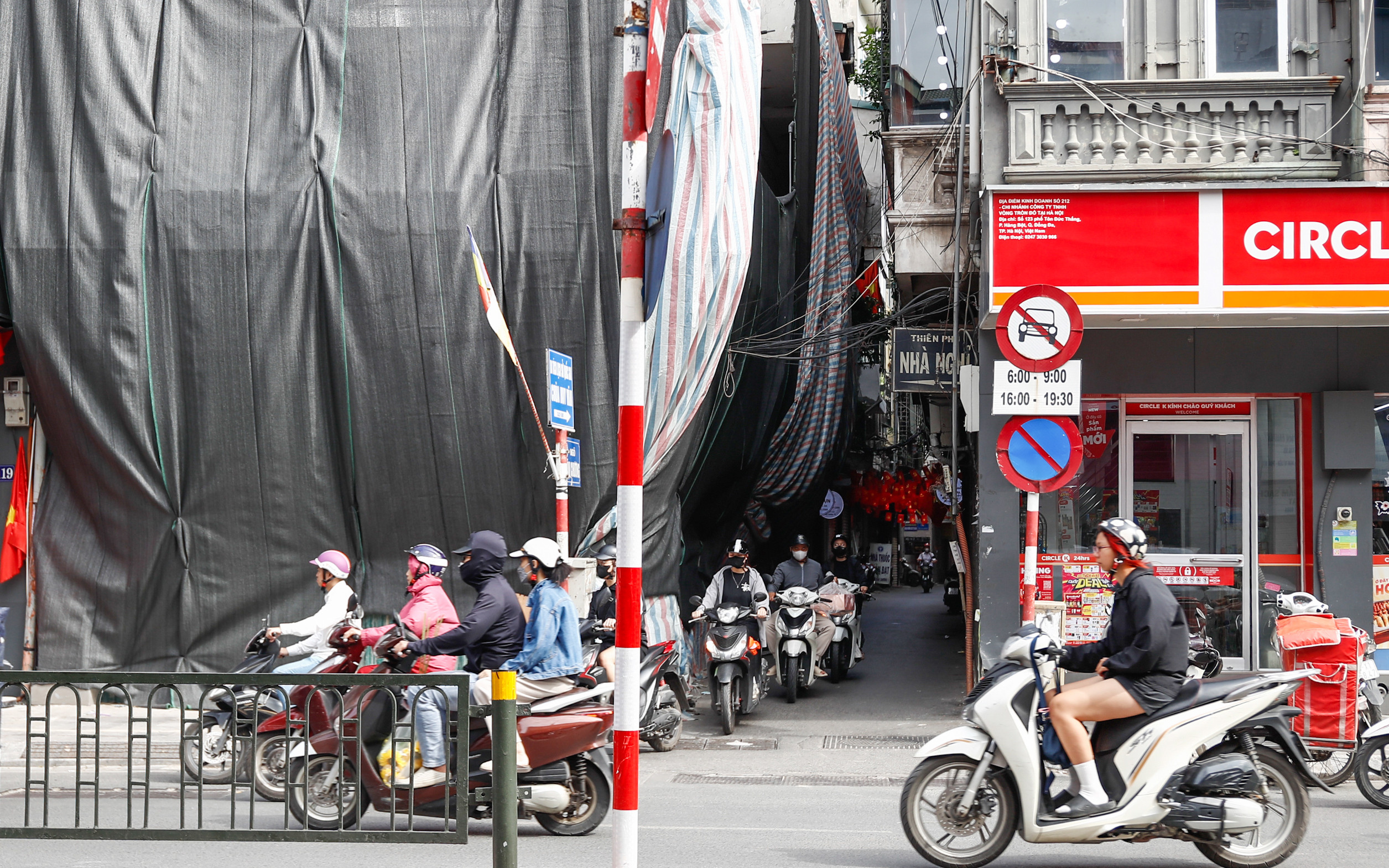 Hiểm họa rình rập khi đi qua những công trình đang xây dựng, phá dỡ ở Hà Nội