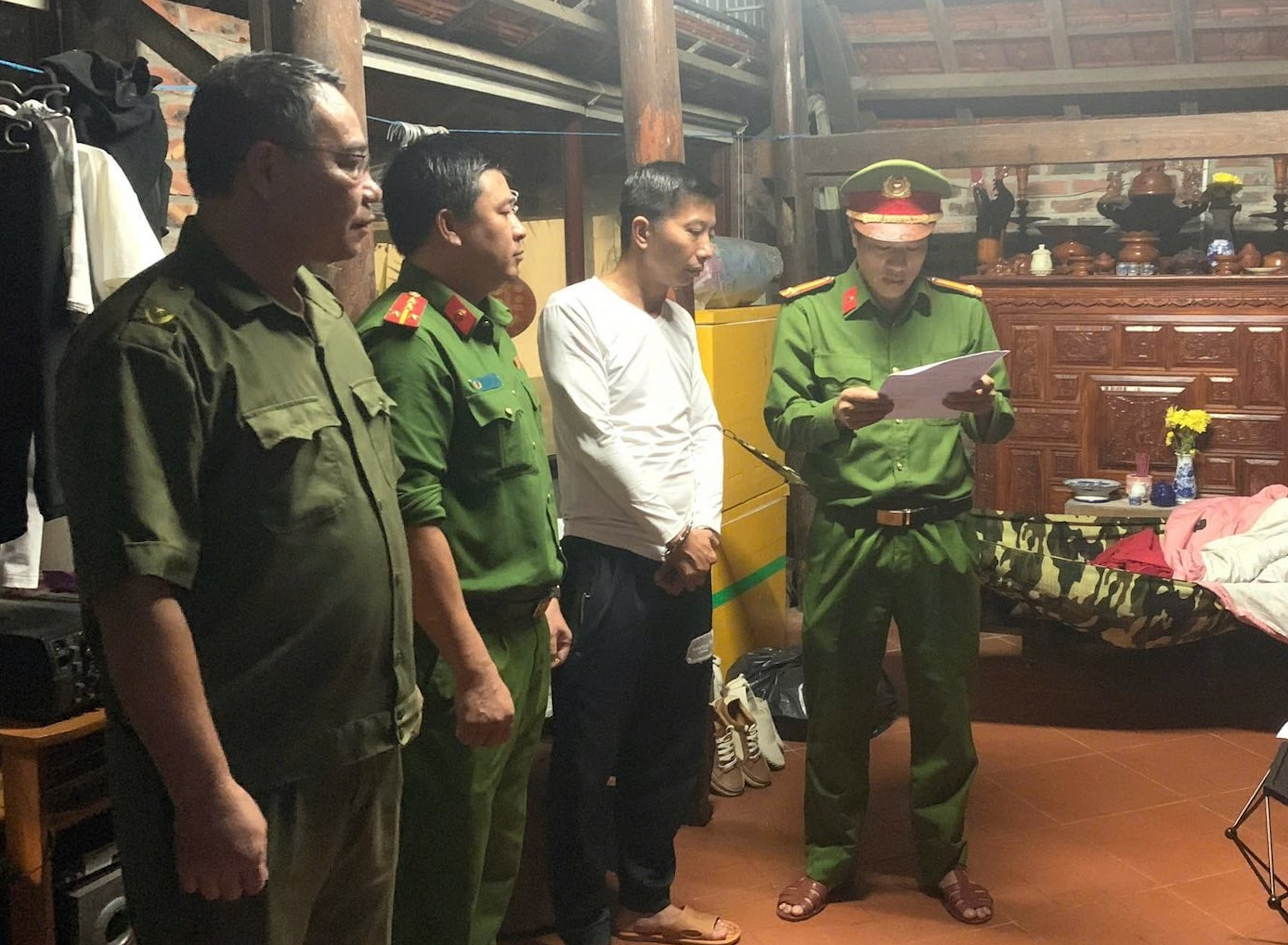 ‘Ma men’ lái ô tô tông xe, tát tài xế taxi, bóp cổ hành khách rồi bỏ chạy