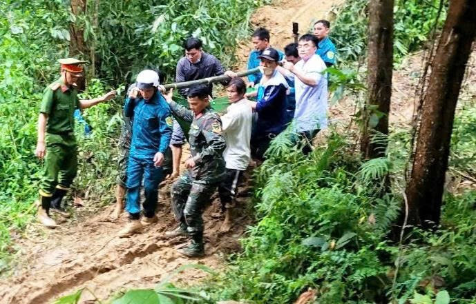 Băng rừng, khiêng thai phụ vượt quãng đường sạt lở đi cấp cứu