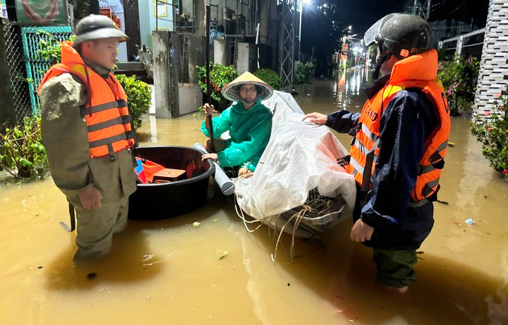 Huế và Đà Nẵng giảm mưa, lũ vẫn trên báo động 3