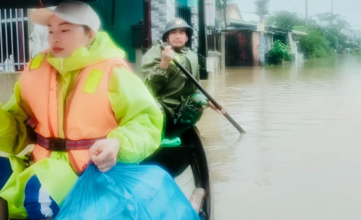 Những chuyến ghe nghĩa tình giữa cơn lũ lịch sử