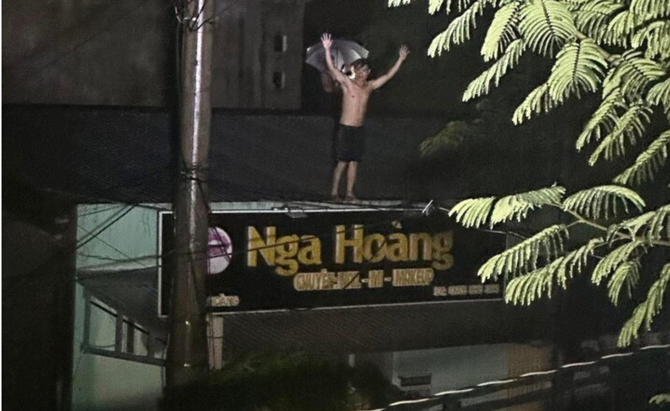 Người dân Đà Nẵng trắng đêm vật lộn với trận lũ lịch sử