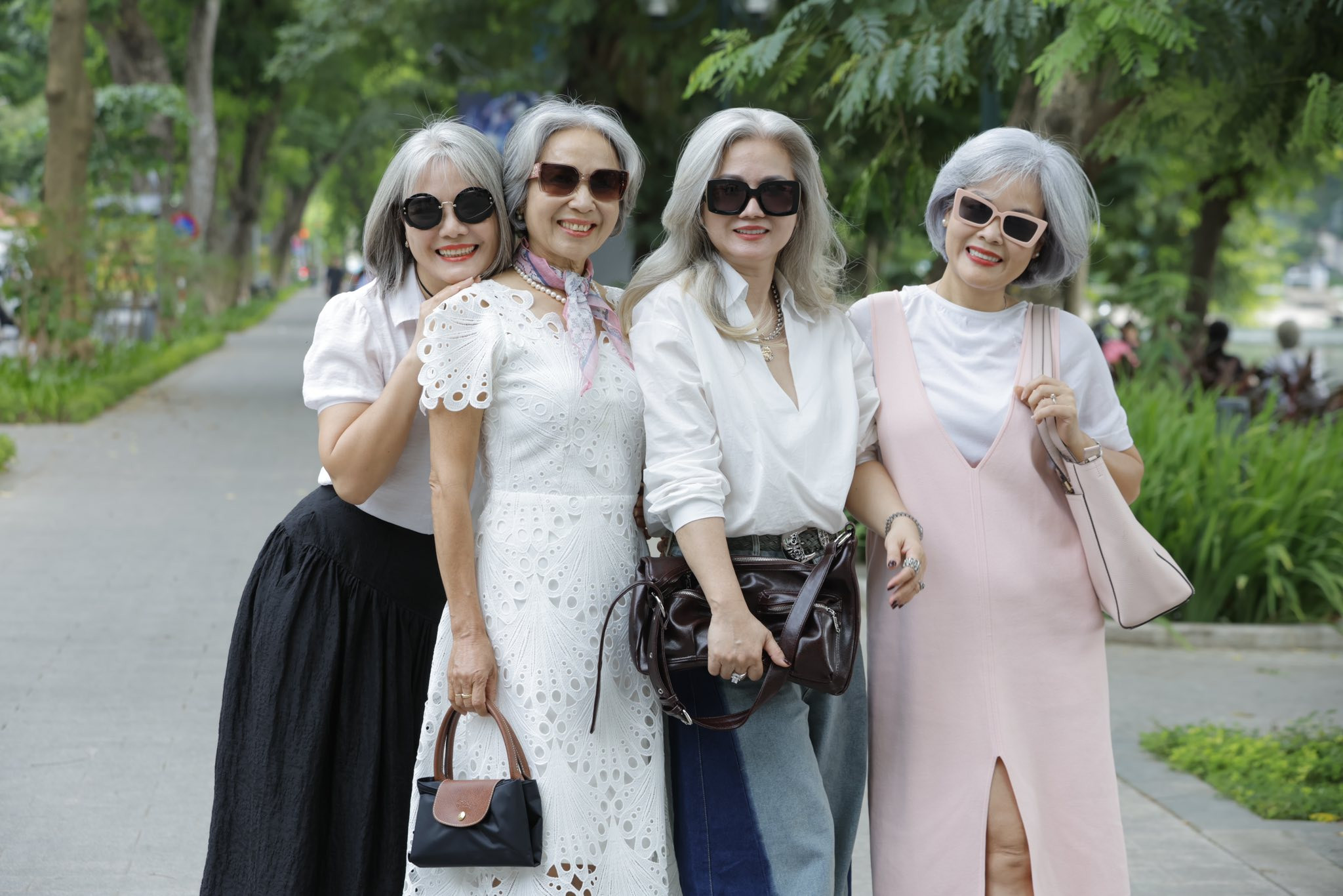 Hội chị em tóc bạc Hà Nội gây sốt vì quá thần thái, có cả những phụ nữ U30
