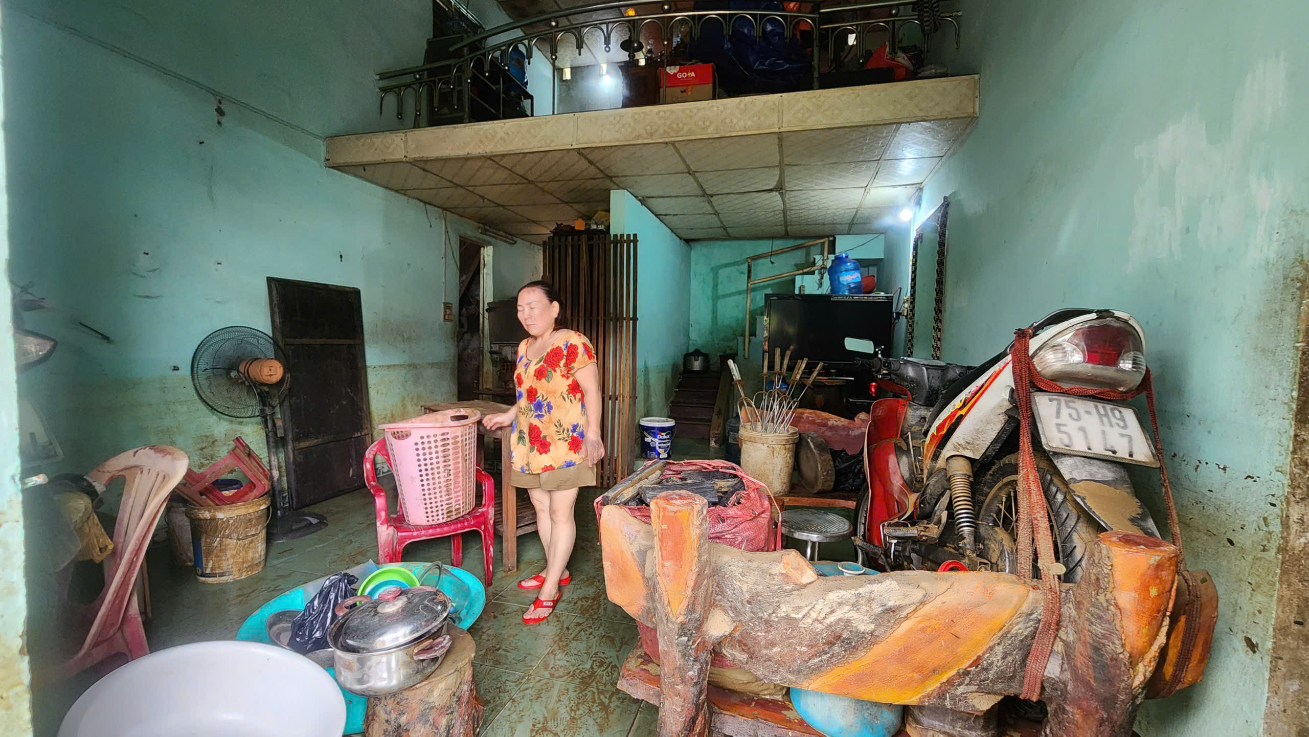 Người dân TP Huế bất lực nhìn cơ nghiệp bị nước lũ tàn phá