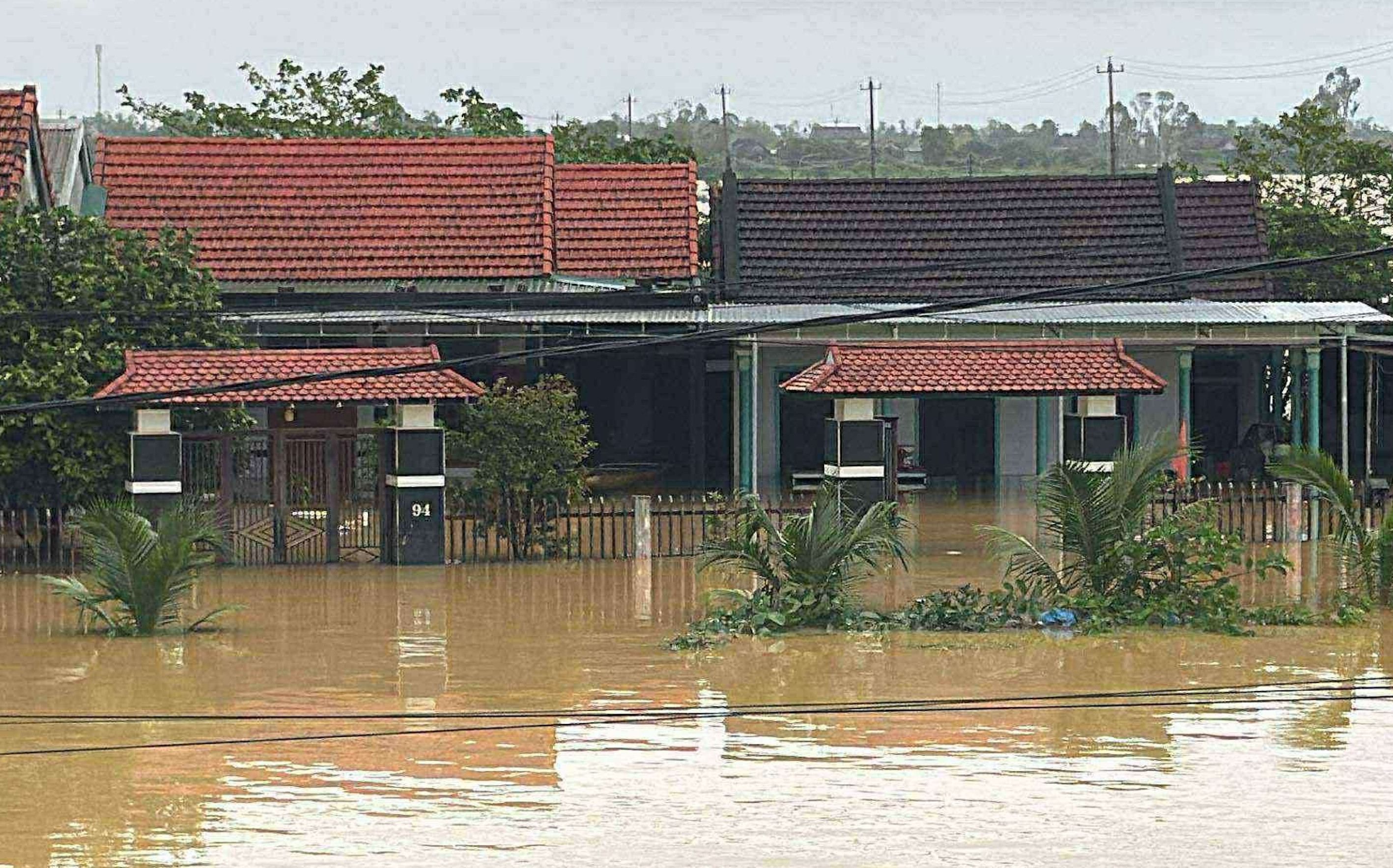 Lũ lịch sử ở Huế làm 12 người chết, mất tích, hơn 13.000 nhà còn ngập sâu