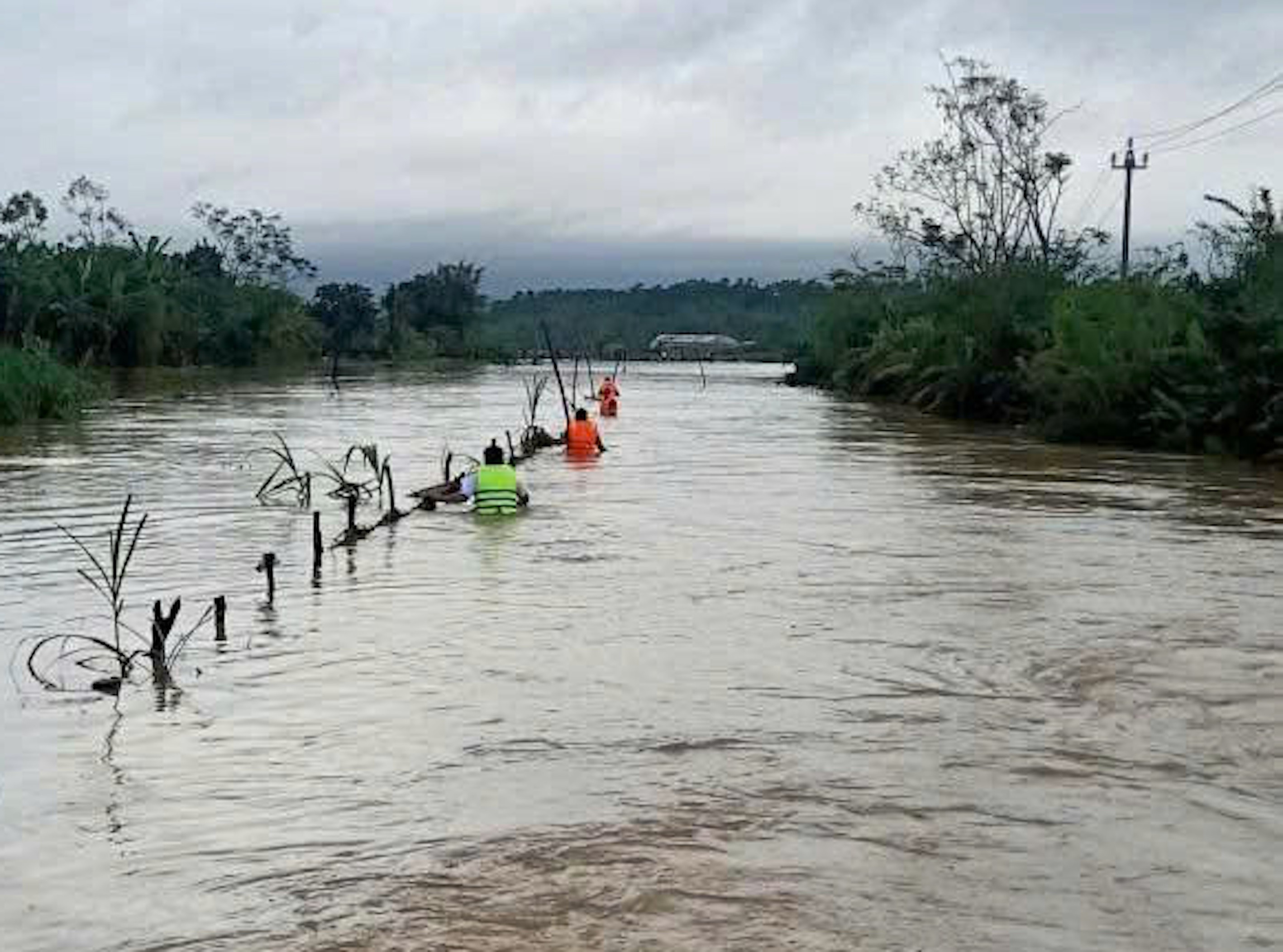 Đi xe đạp điện qua vùng ngập sâu, 3 em nhỏ ở Quảng Trị bị lũ cuốn trôi
