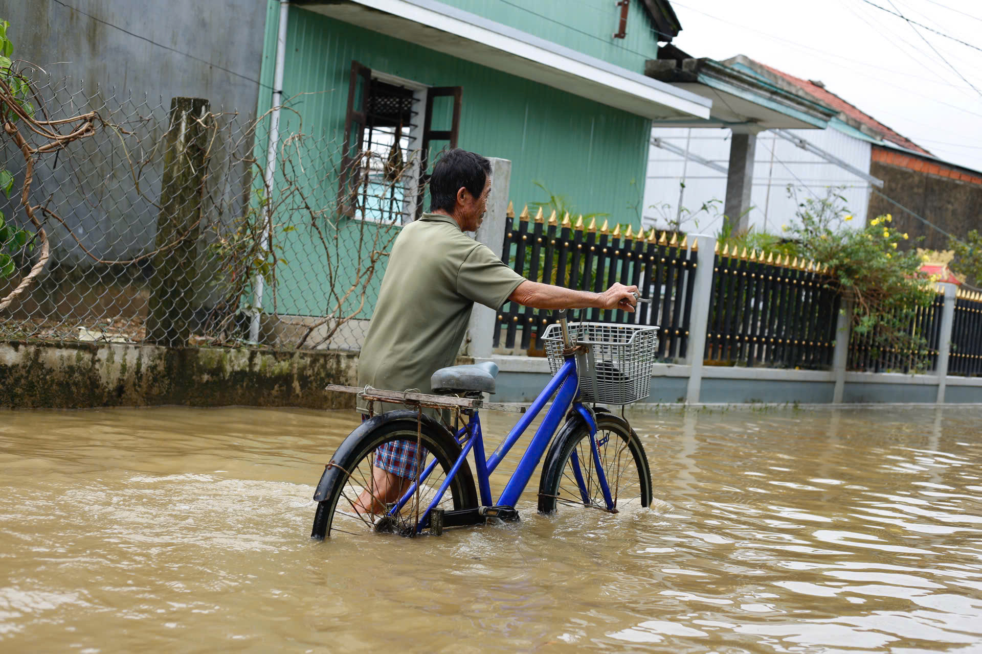 Số người chết do mưa lũ ở Huế tiếp tục tăng, gần 6000 ngôi nhà còn bị ngập