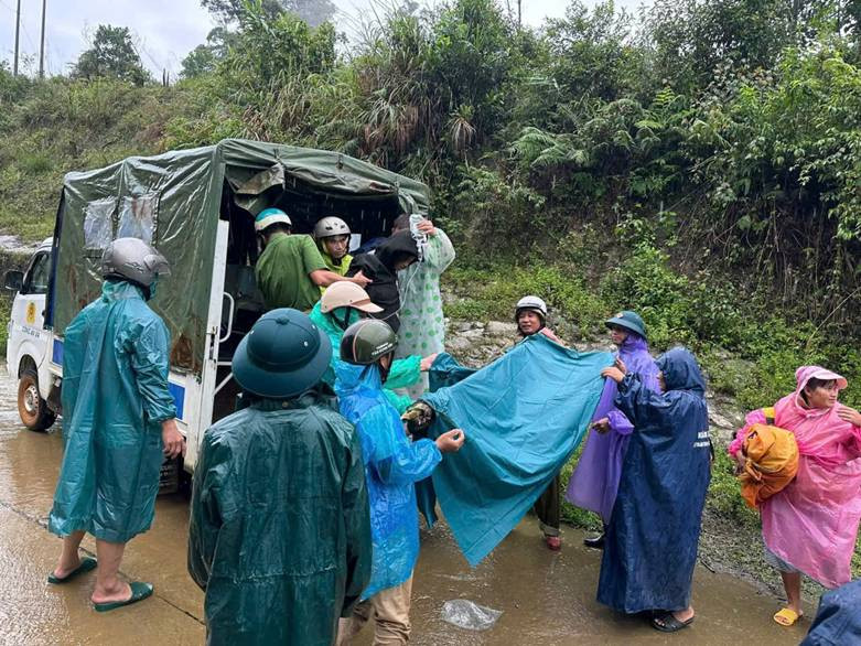 Gần 2 giờ đồng hồ khiêng thai phụ chuyển dạ vượt đường sạt lở đi sinh