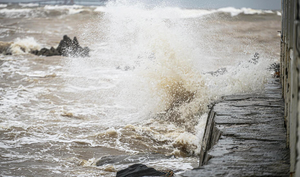 Biển Đông xuất hiện vùng áp thấp, mưa lớn ở Trung Bộ kéo dài nhiều ngày