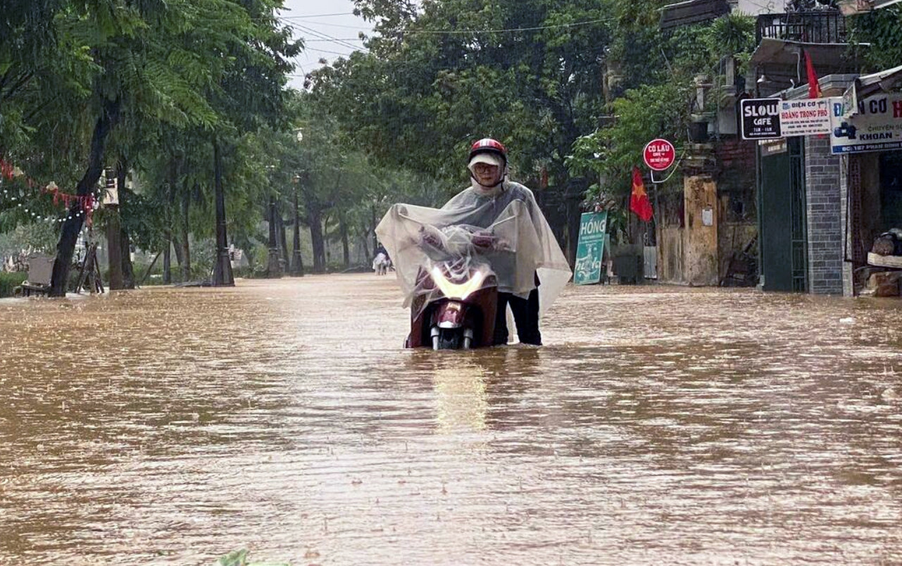 Dự báo thời tiết ngày 3/11: Miền Trung mưa lũ bủa vây, miền Bắc chuyển mưa rét