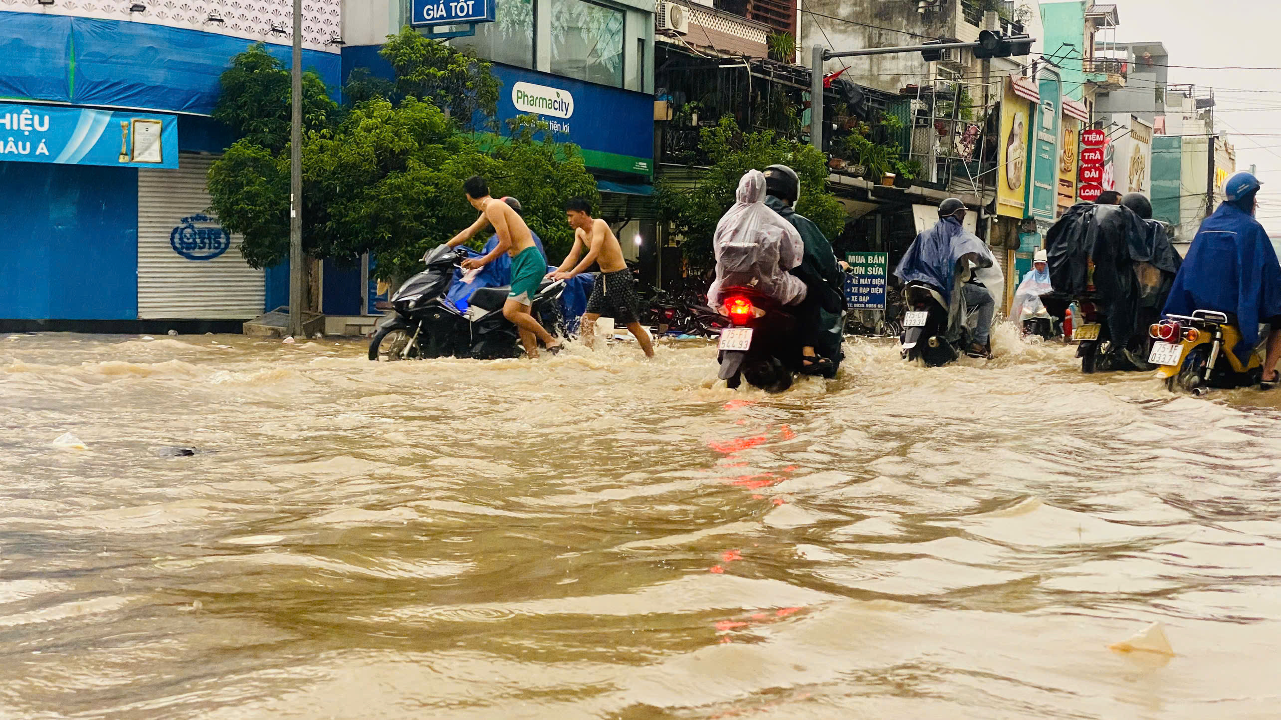 Mưa trắng trời, nước sông lên nhanh, Huế tái diễn cảnh ngập lụt