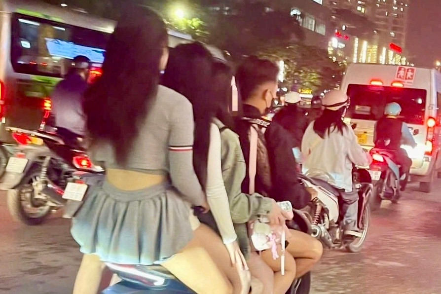 Chở 4 cô gái đầu trần trên phố Hà Nội, nam thanh niên bị phạt 2,5 triệu đồng