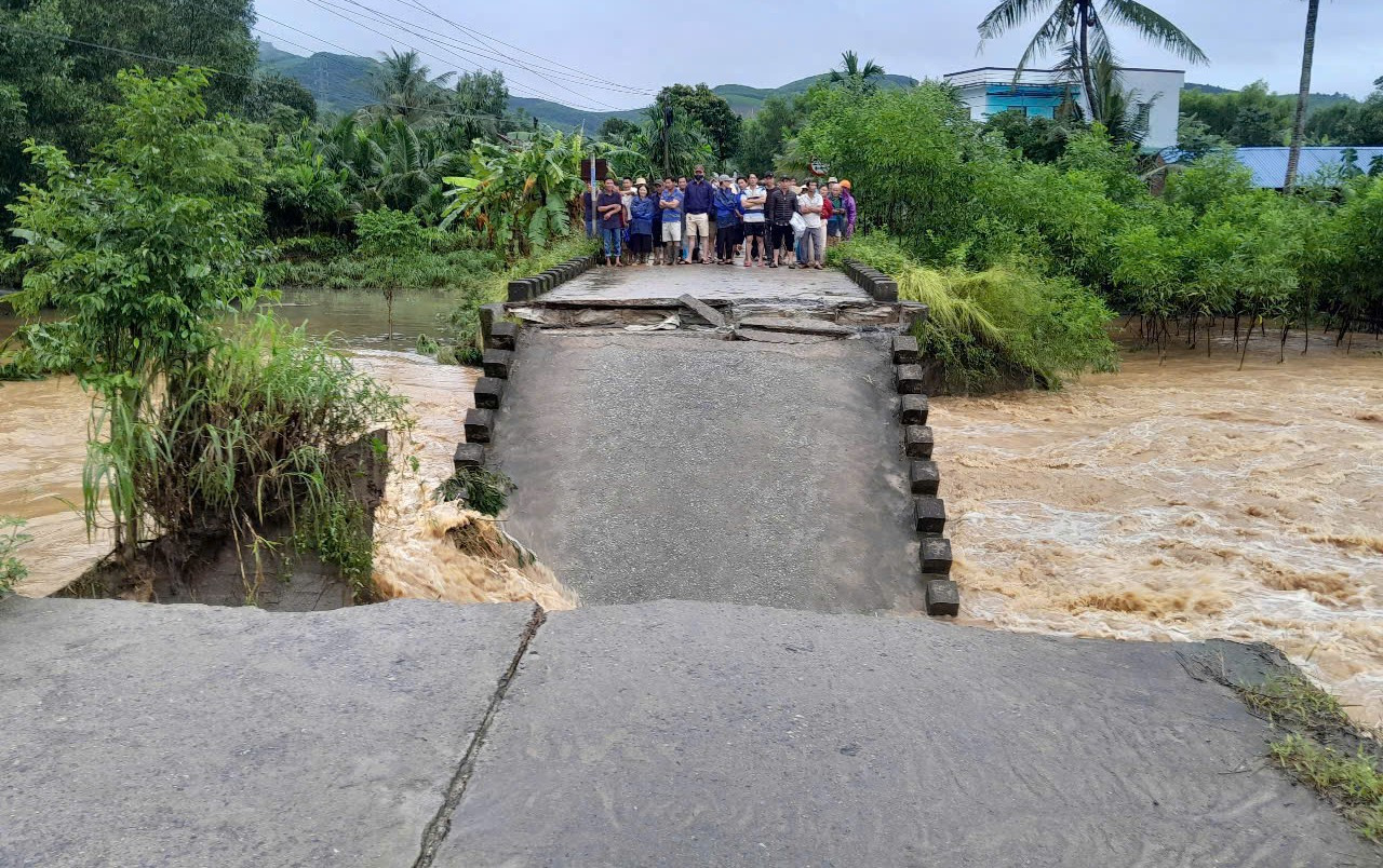 Sập cầu dân sinh ở Quảng Ngãi, cả người và xe máy rơi xuống nước