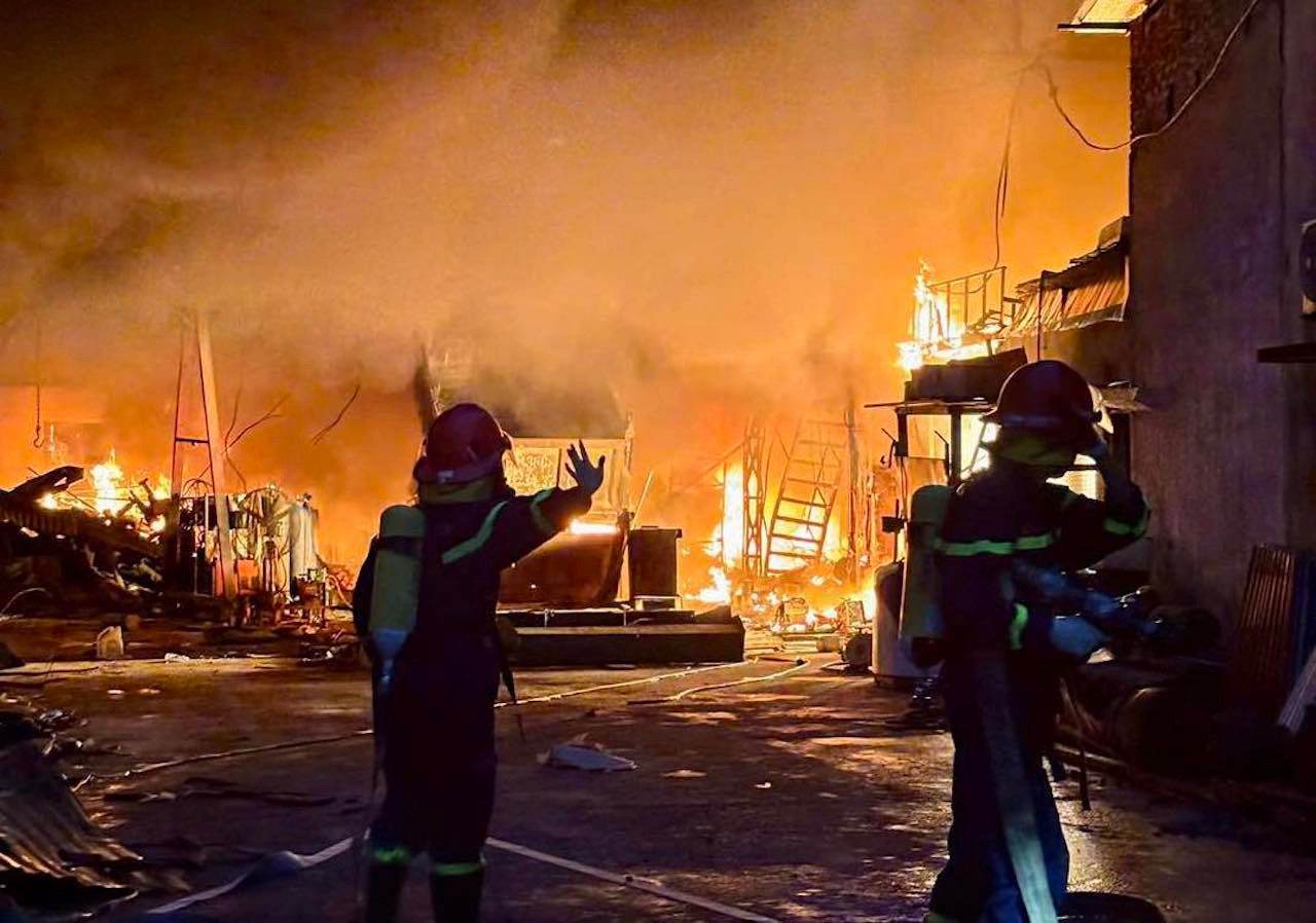 Gara ô tô ở Phú Thọ cháy ngùn ngụt lúc rạng sáng