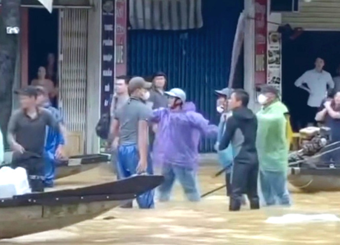 Làm rõ nhóm người dùng mái chèo đánh nhau giữa phố ngập lụt ở Huế