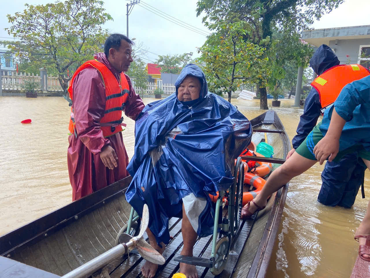 Nước sông dâng vượt xa báo động 3, TP Huế tiếp tục chìm trong biển nước
