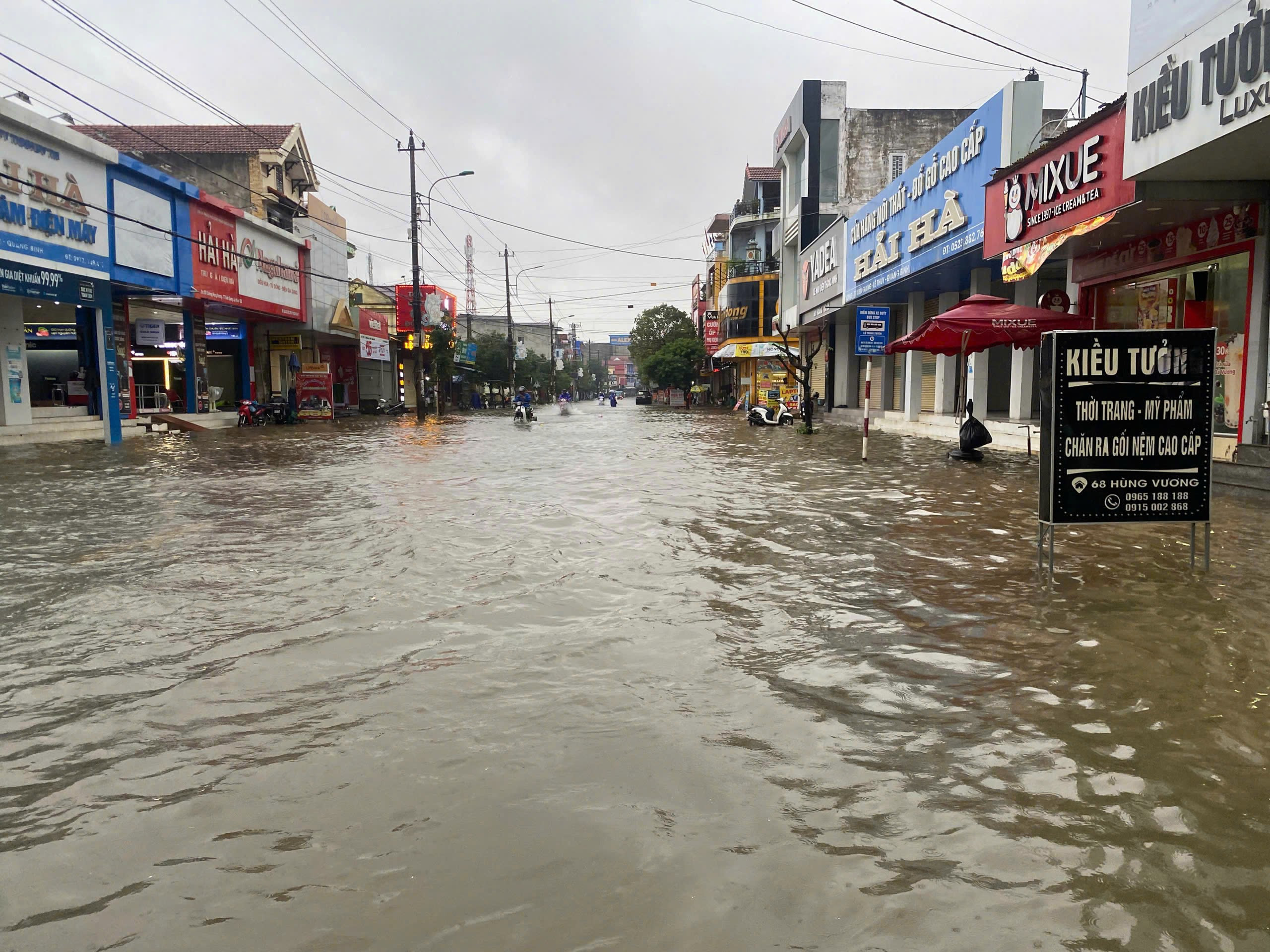 Quảng Trị mưa xối xả, sông Kiến Giang vượt báo động 3, nhiều nơi ngập sâu