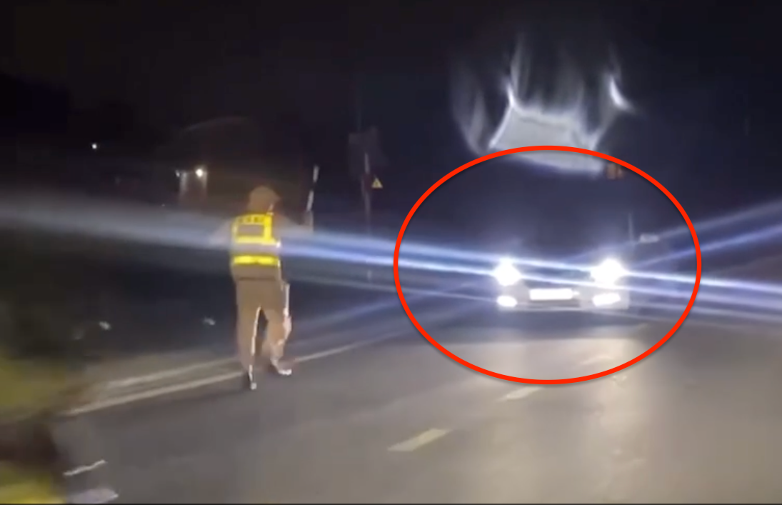 Né kiểm tra nồng độ cồn, tài xế lùi ô tô xuống ruộng