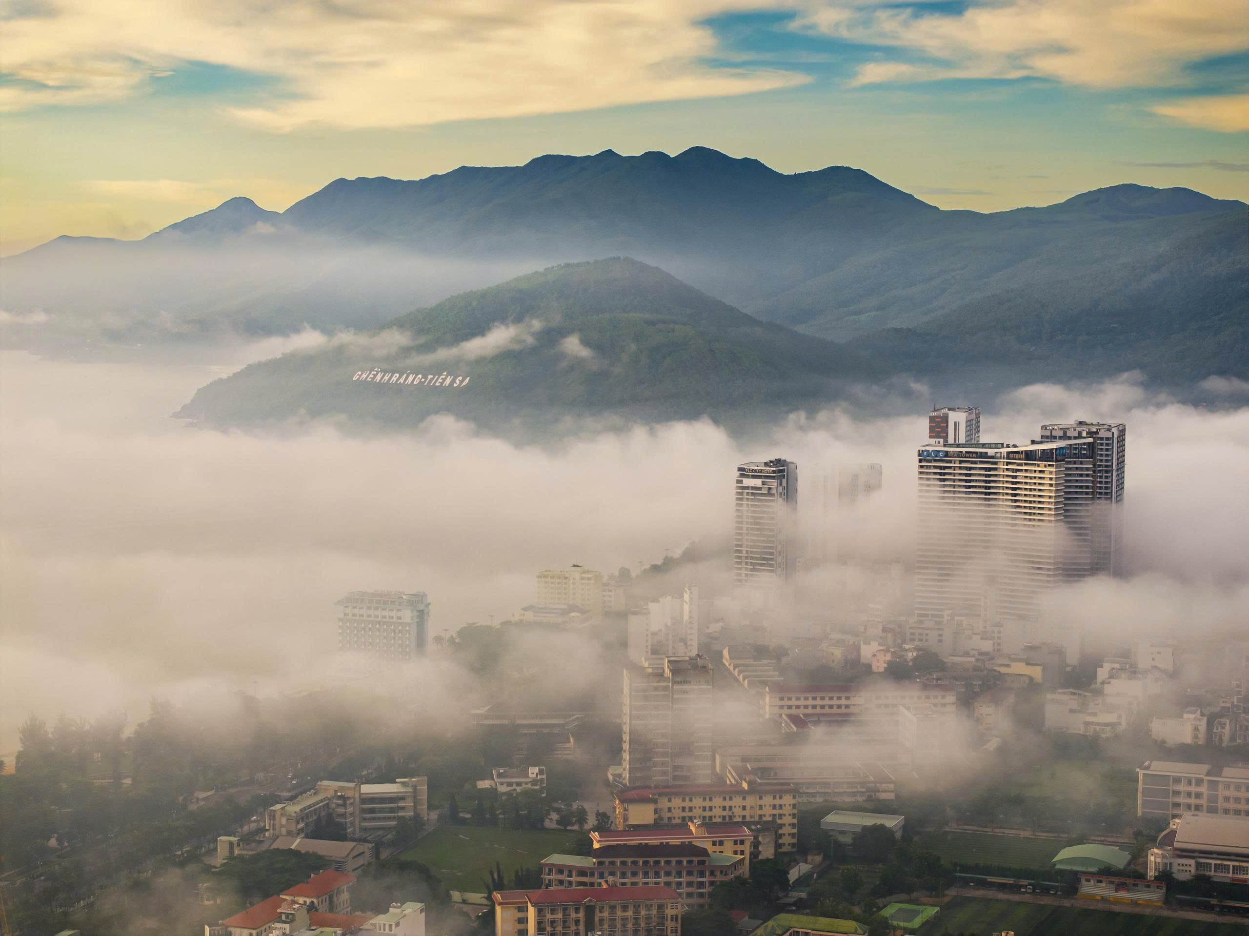 Sáng nay, phố biển Quy Nhơn ‘mơ màng’ trong sương