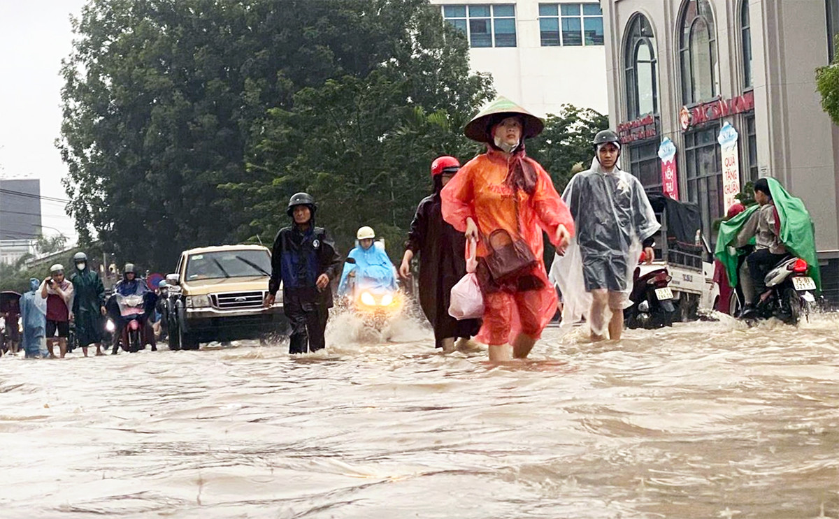 Nước lũ ở Huế và Đà Nẵng lại lên nhanh, ngập lụt diện rộng tái diễn