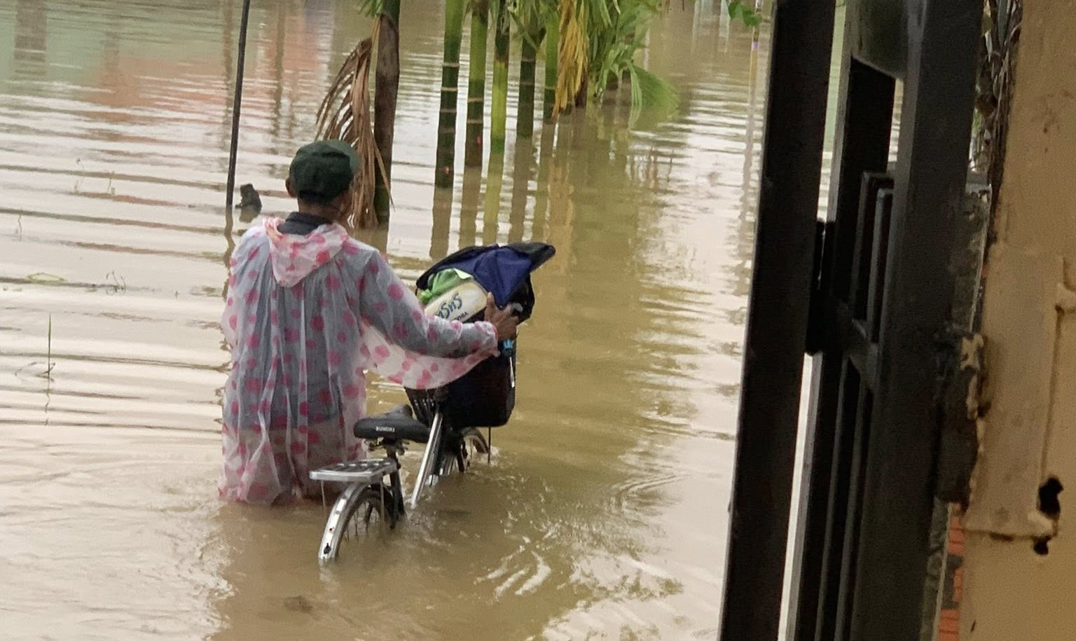 Mực nước trên các sông lên nhanh, người dân Đà Nẵng lại tất tả dọn đồ tránh lũ